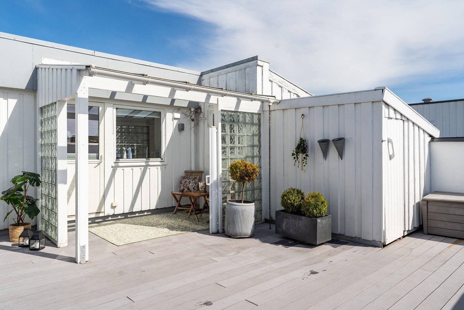 Koselig overbygg hvor en kan trekke seg tilbake på dager med dårlig vær (overbygg ikke godtkjent ref. pkt ferdigattest.). Galleribilde