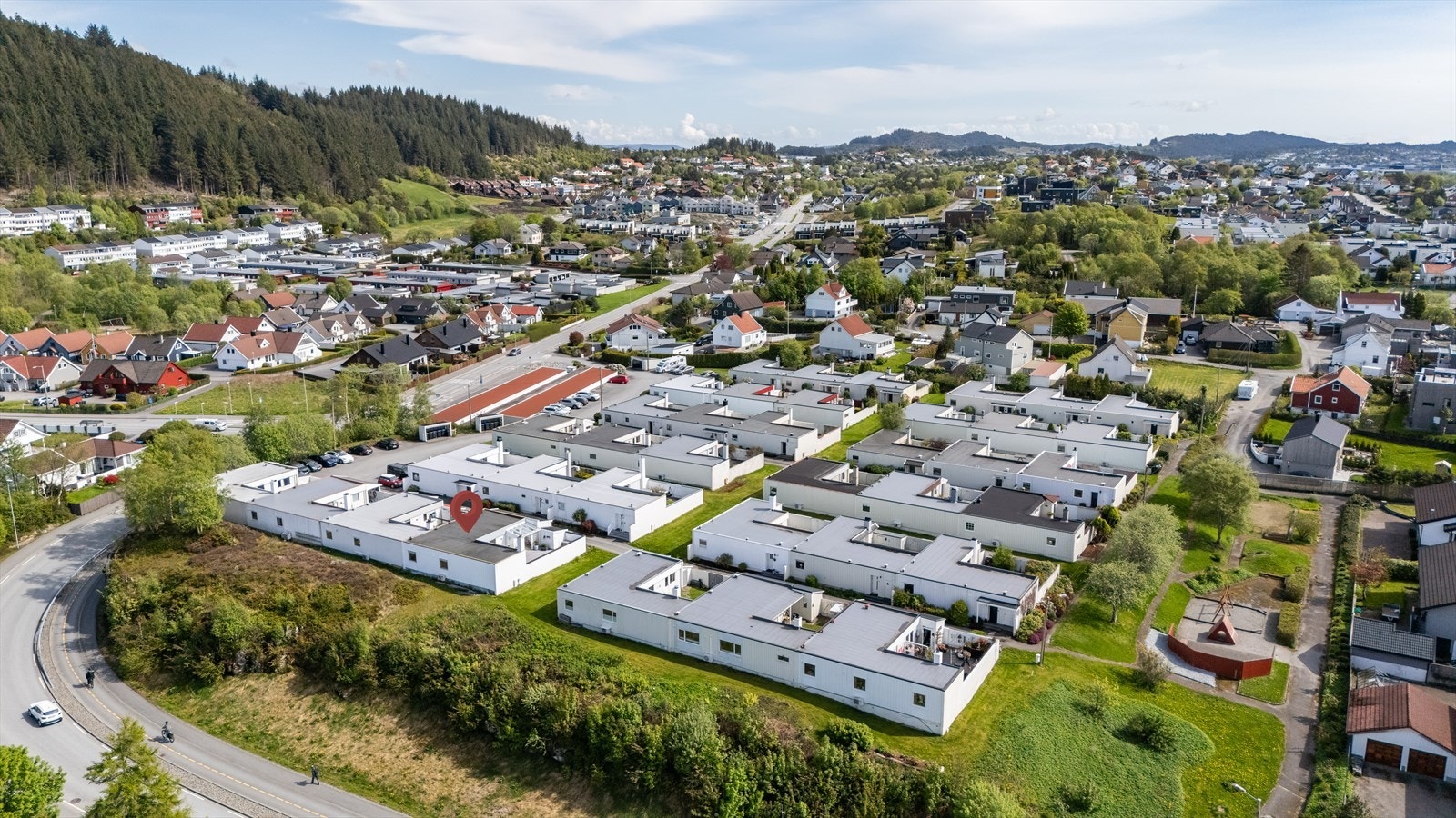 Boligen ligger i et trivelig nabolag med nærhet til hverdagsfasiliteter og flere flotte turområder! Galleribilde