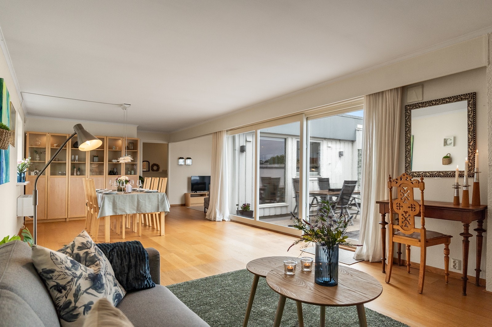Lys og luftig stue med store vindusflater. Galleribilde