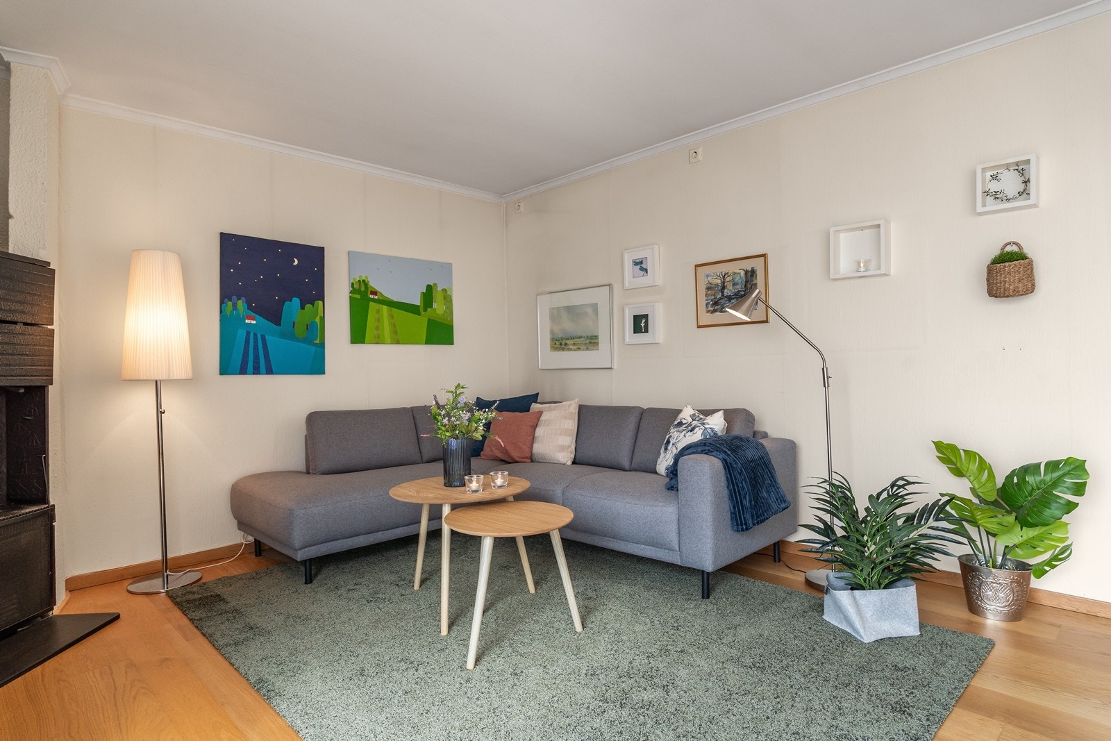 Koselig sofakrog plassert ved peisen. Galleribilde