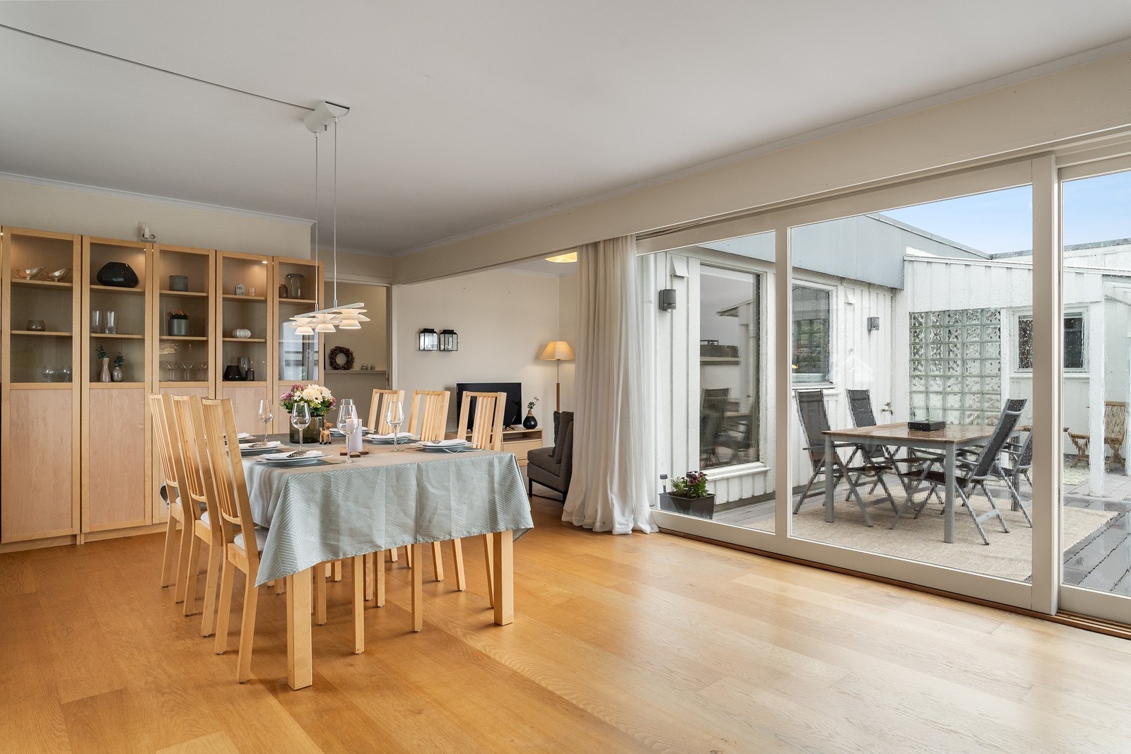 Fra stuen er det direkte adkomst til terrasse og flott uteområde. Galleribilde