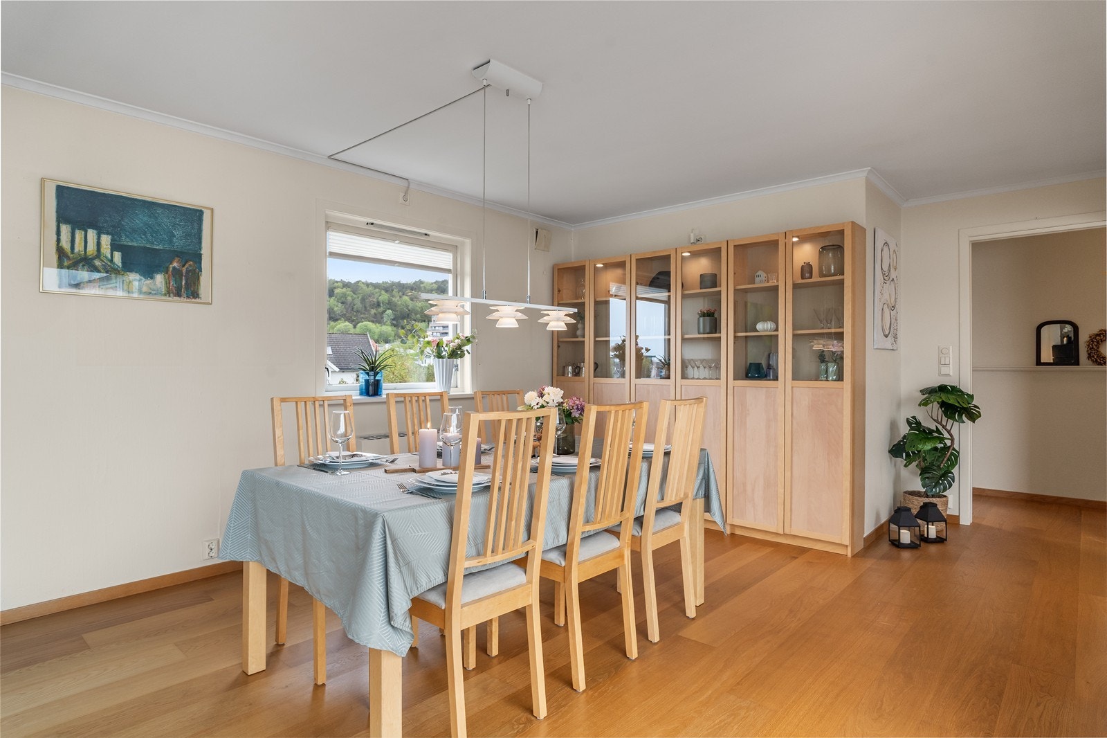 Spisestuen er flott plassert ved de store vindusflatene og skaper en lys og hyggelig ramme rundt måltider og sosiale sammenkomster. Galleribilde