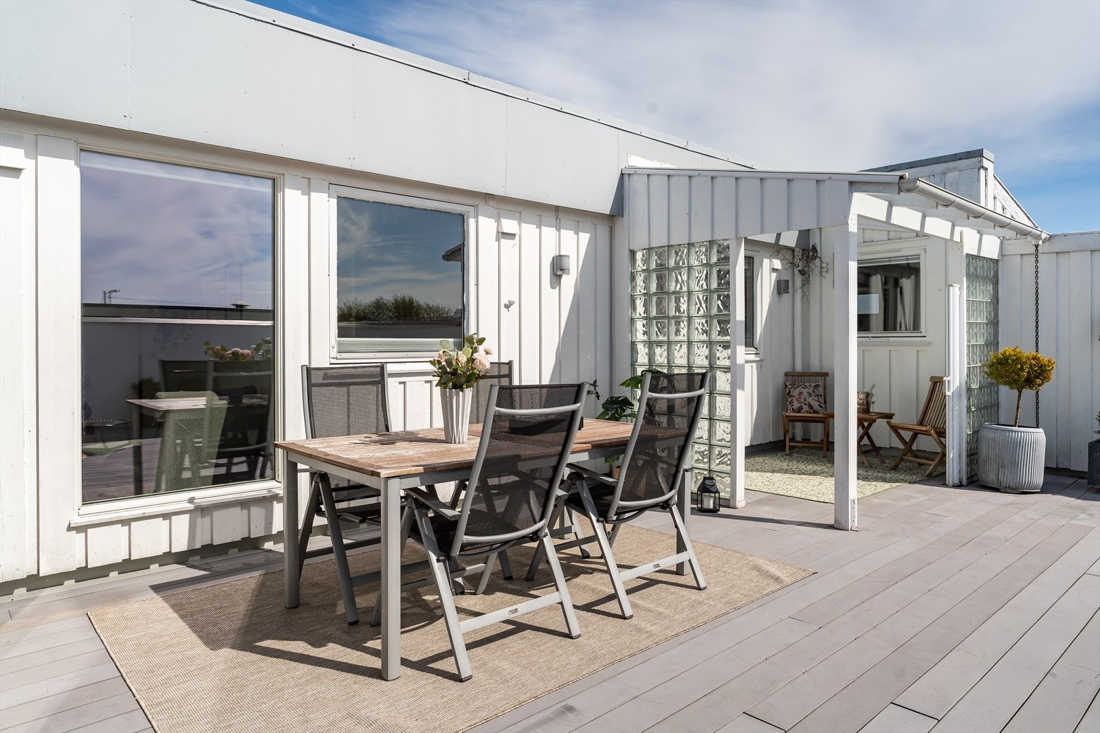 Uteområdet er romslig og delt inn i flere hyggelige soner med gode muligheter for både spiseplass, sittegrupper og avslapning. Galleribilde