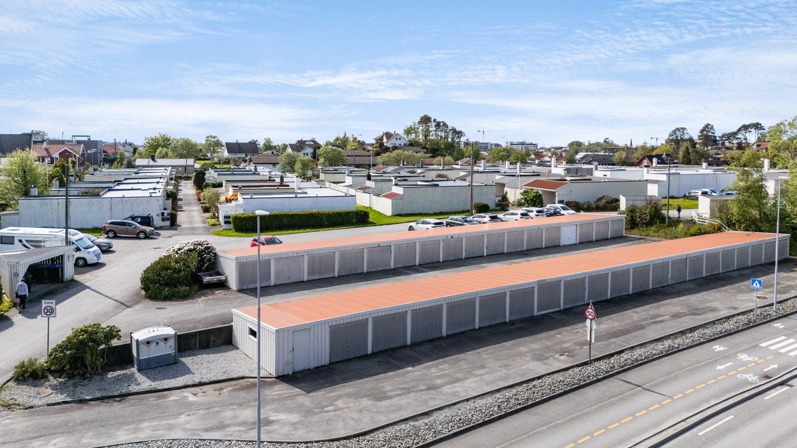 Egen garasje samt stor gjesteparkering. Galleribilde
