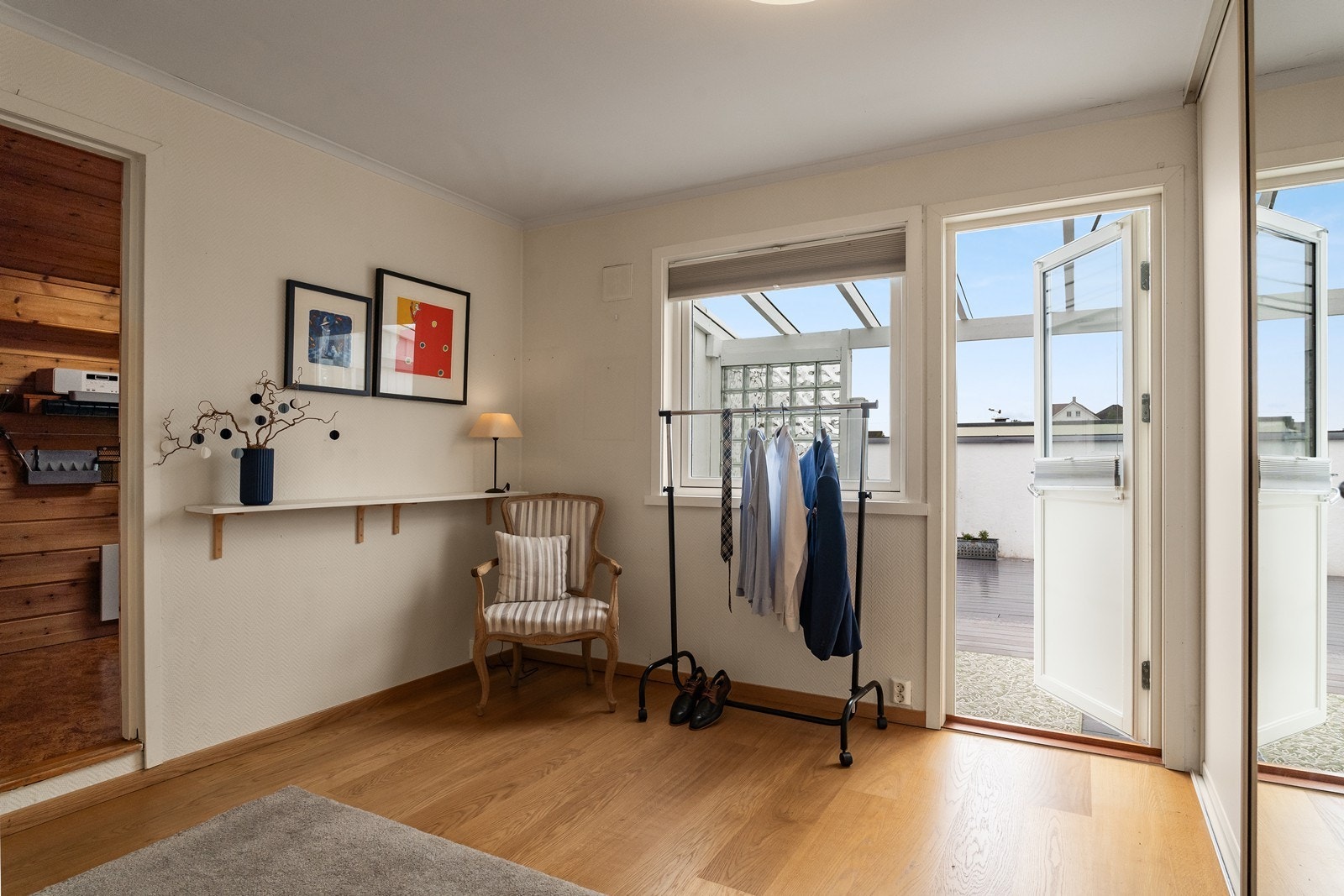 Soverom av god størrelse med skyvedørsgarderobe og utgang til terrasse. Galleribilde