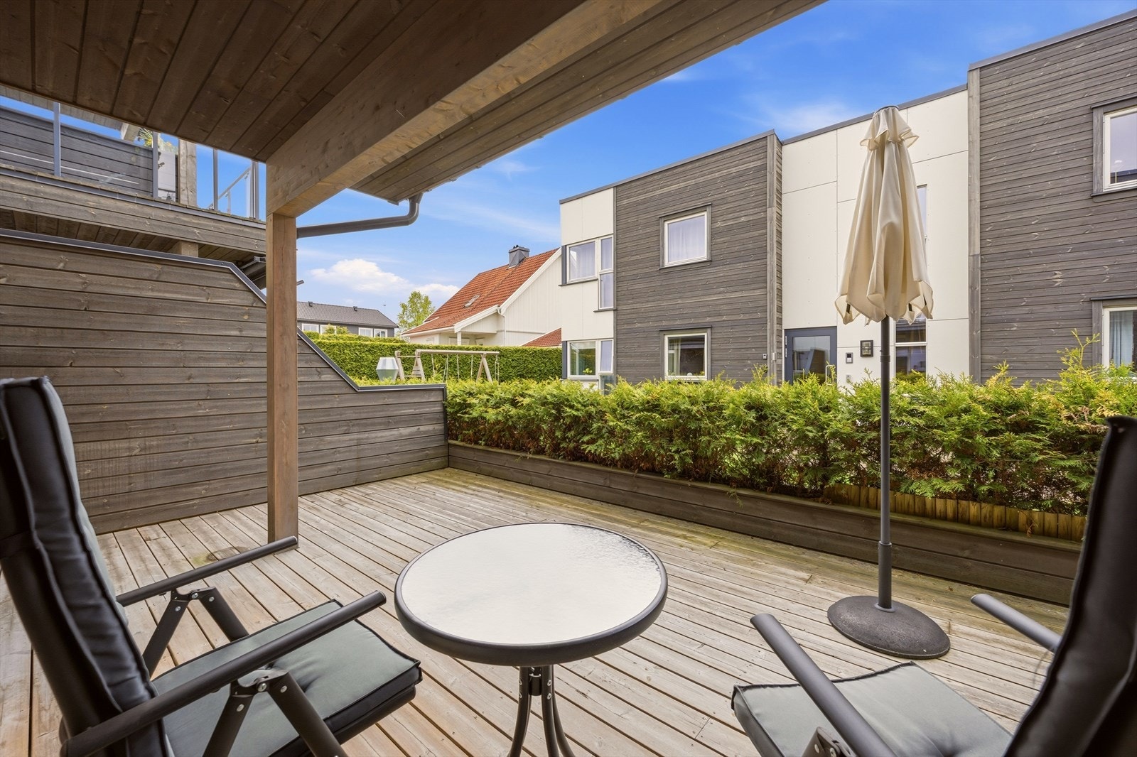 Leiligheten har en romslig uteplass, samt garasje og bod i felles garasjekjeller Galleribilde