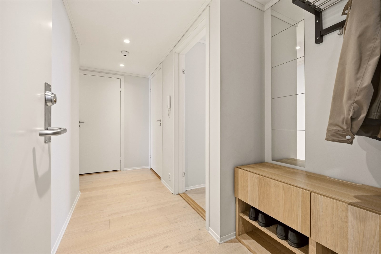 Entré med plass for å henge fra seg i garderobenisje - downlights i tak Galleribilde