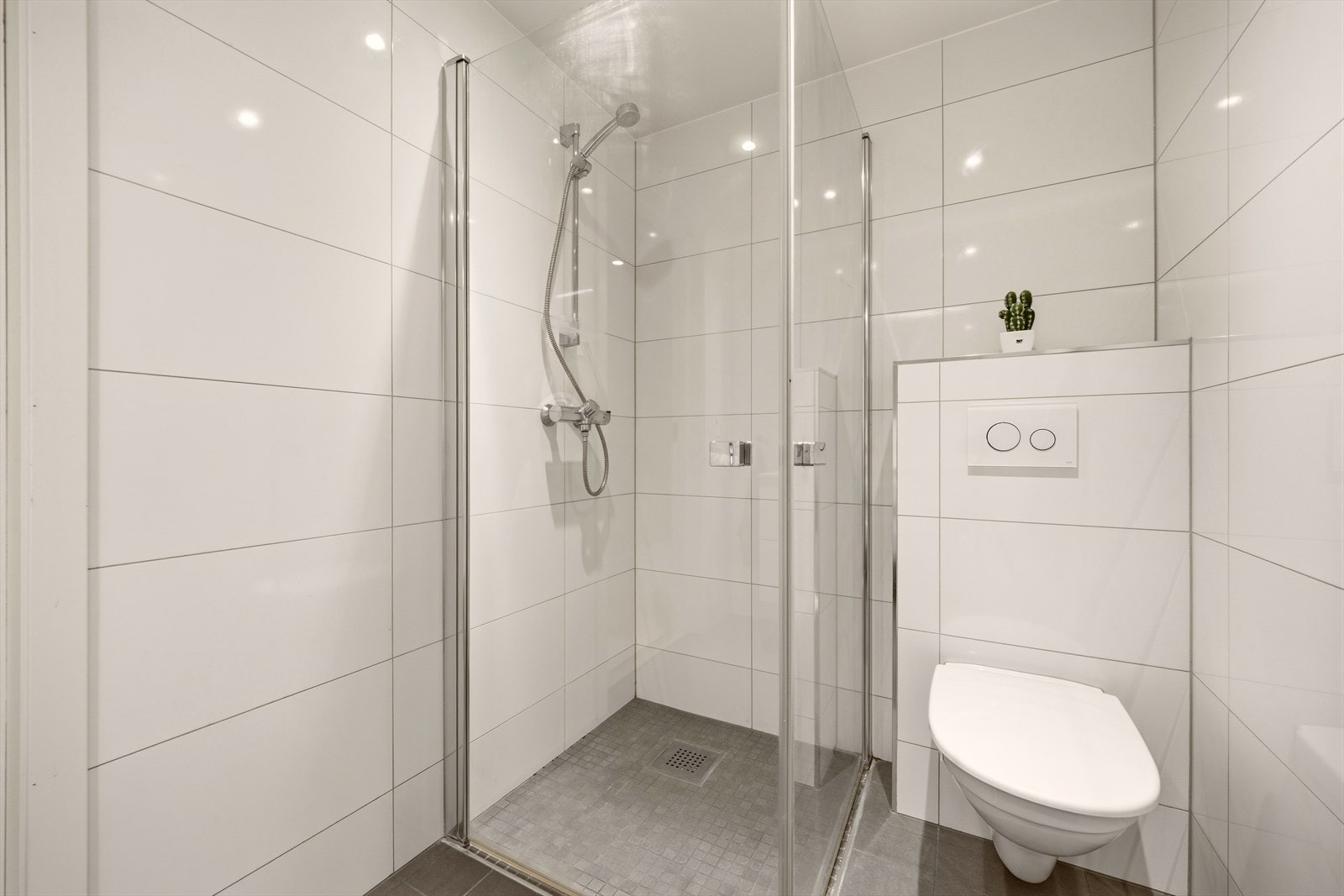 Badet har varmekabler i gulv med downlights i tak Galleribilde