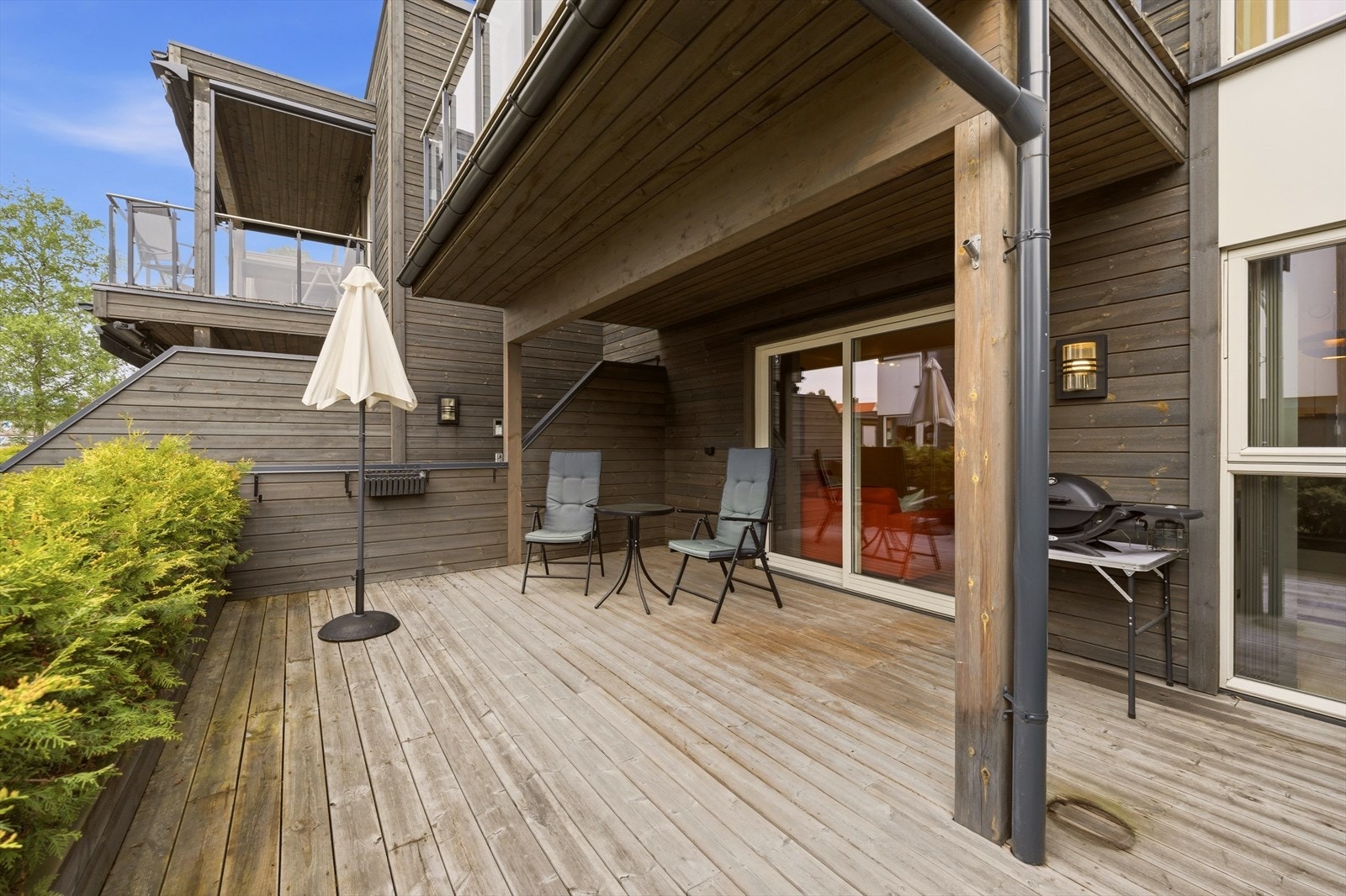 Fra stuen er det utgang til en romslig og delvis takoverbygget terrasse Galleribilde
