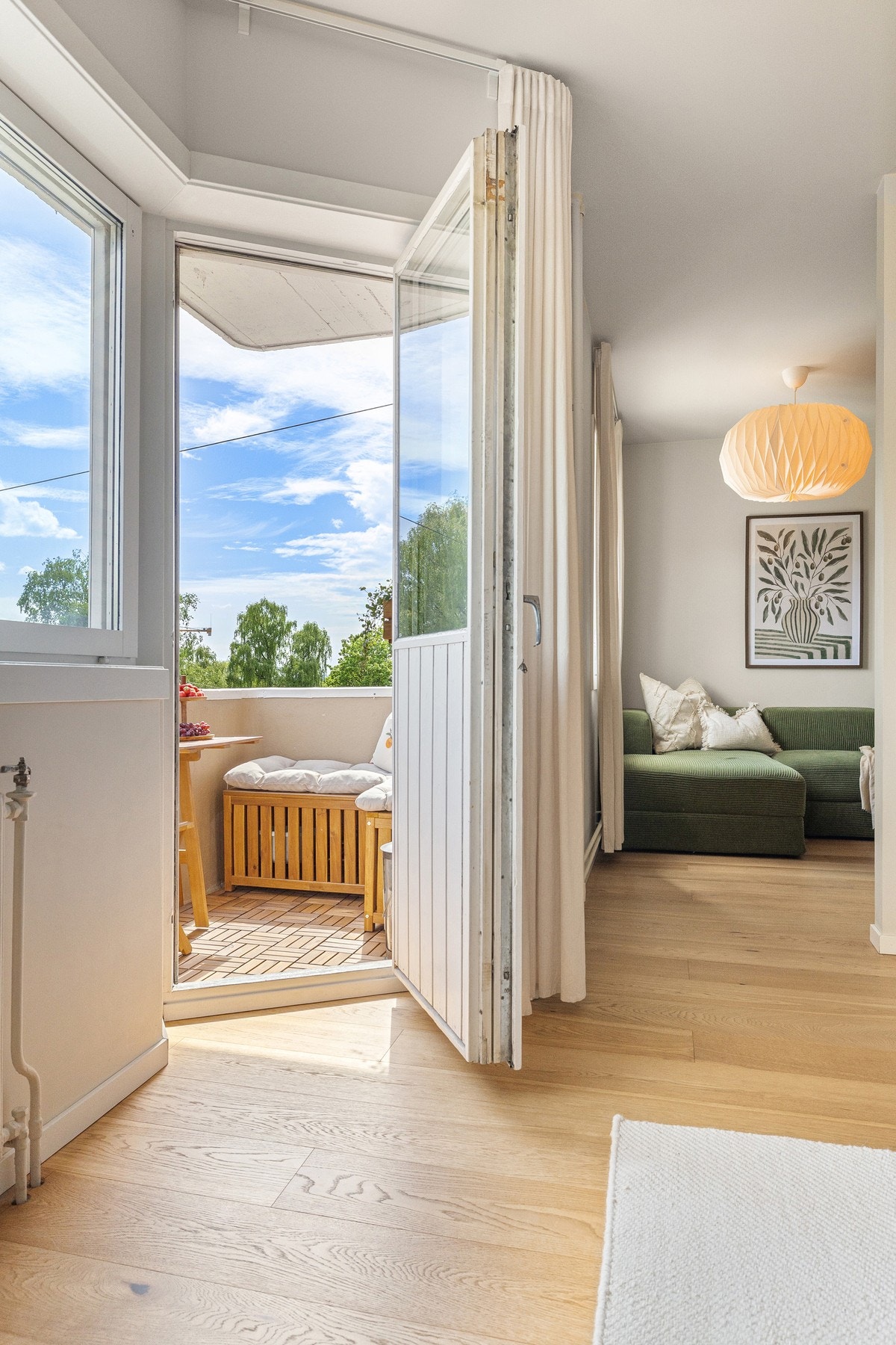 Herfra er det utgang til sørøstvendt balkong - perfekt for morgenkaffen i solen. Galleribilde