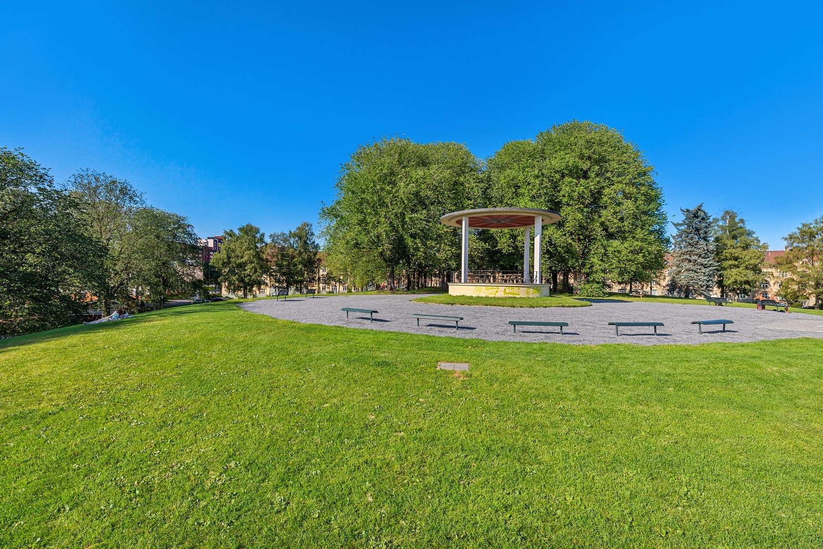 Kort vei til idylliske Torshovdalen med store grøntområder, turstier og rekreasjonsmuligheter året rundt. Galleribilde