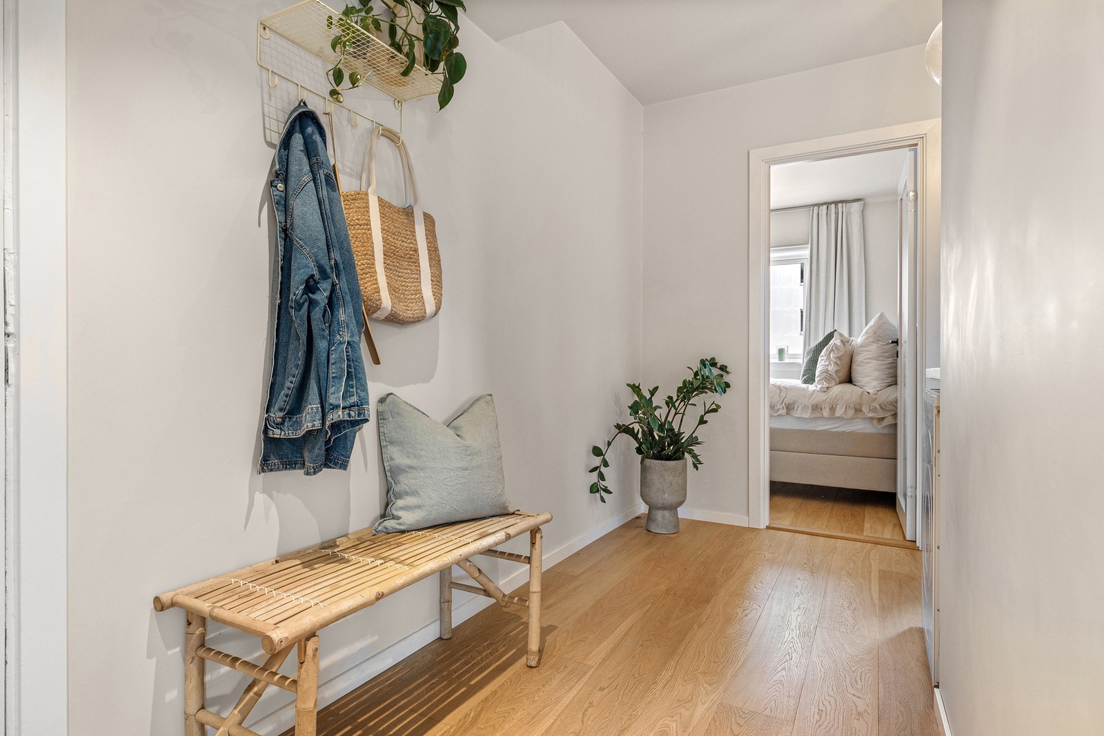 God planløsning gir en funksjonell og romslig velkomst til boligen. Galleribilde