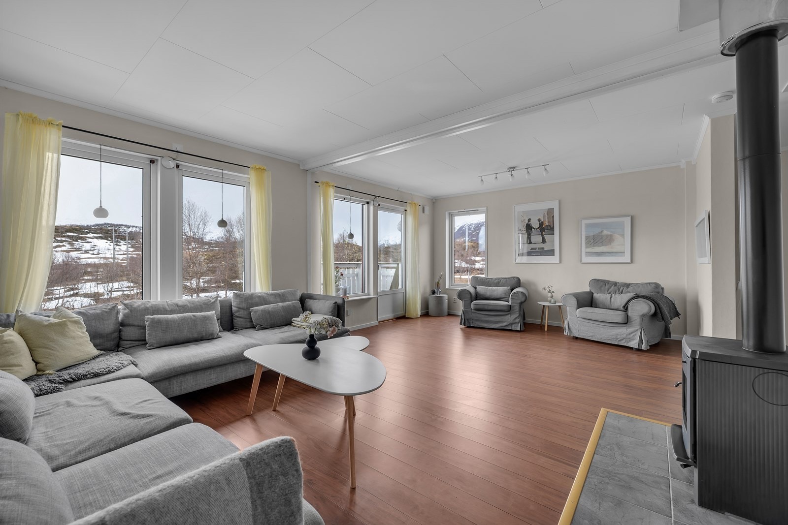 Lys og innbydende stue med store vindusflater som slipper inn rikelig med lys og skaper en luftig atmosfære. Galleribilde