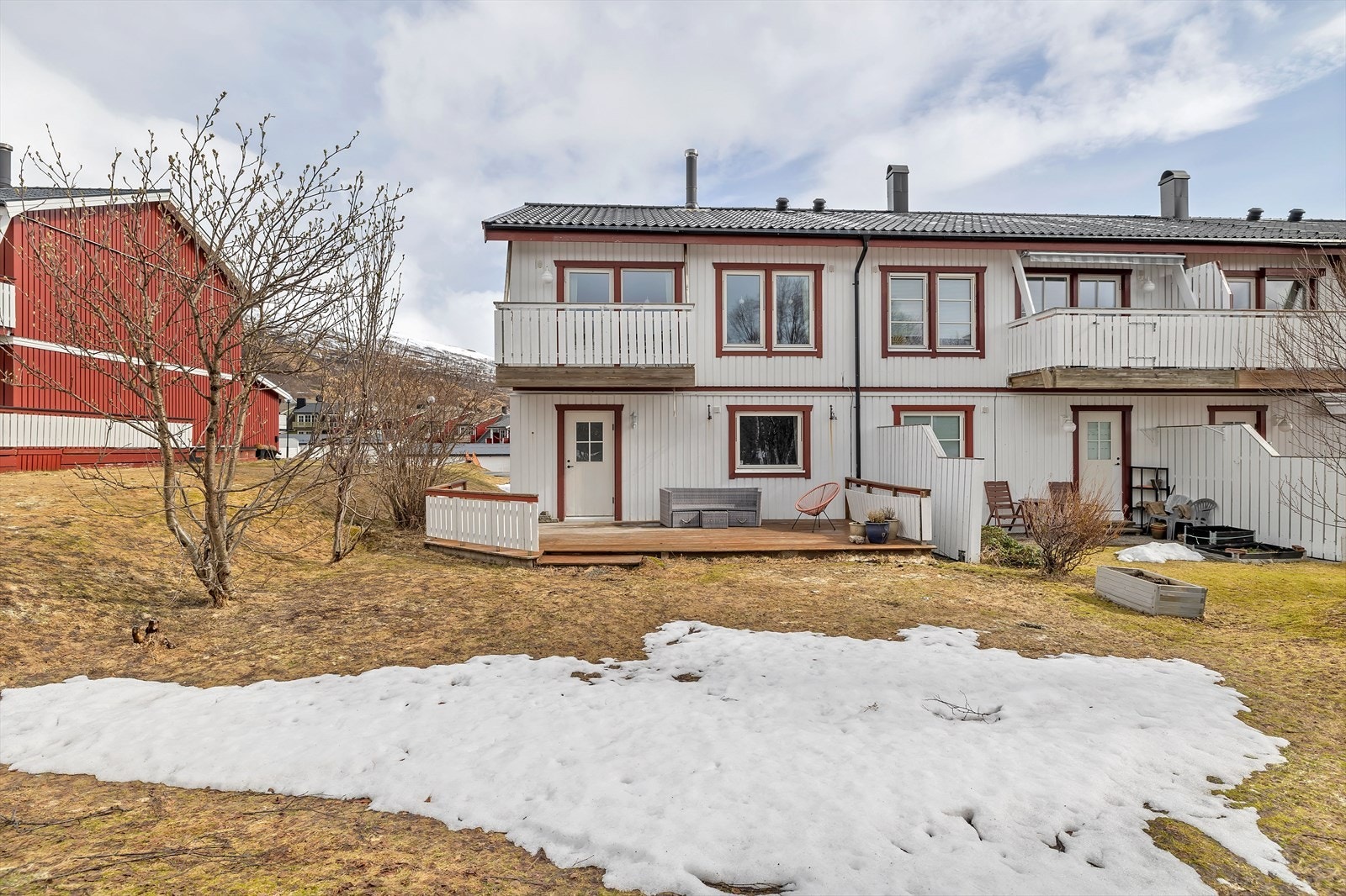 Usjenert uteplass på baksiden. Galleribilde