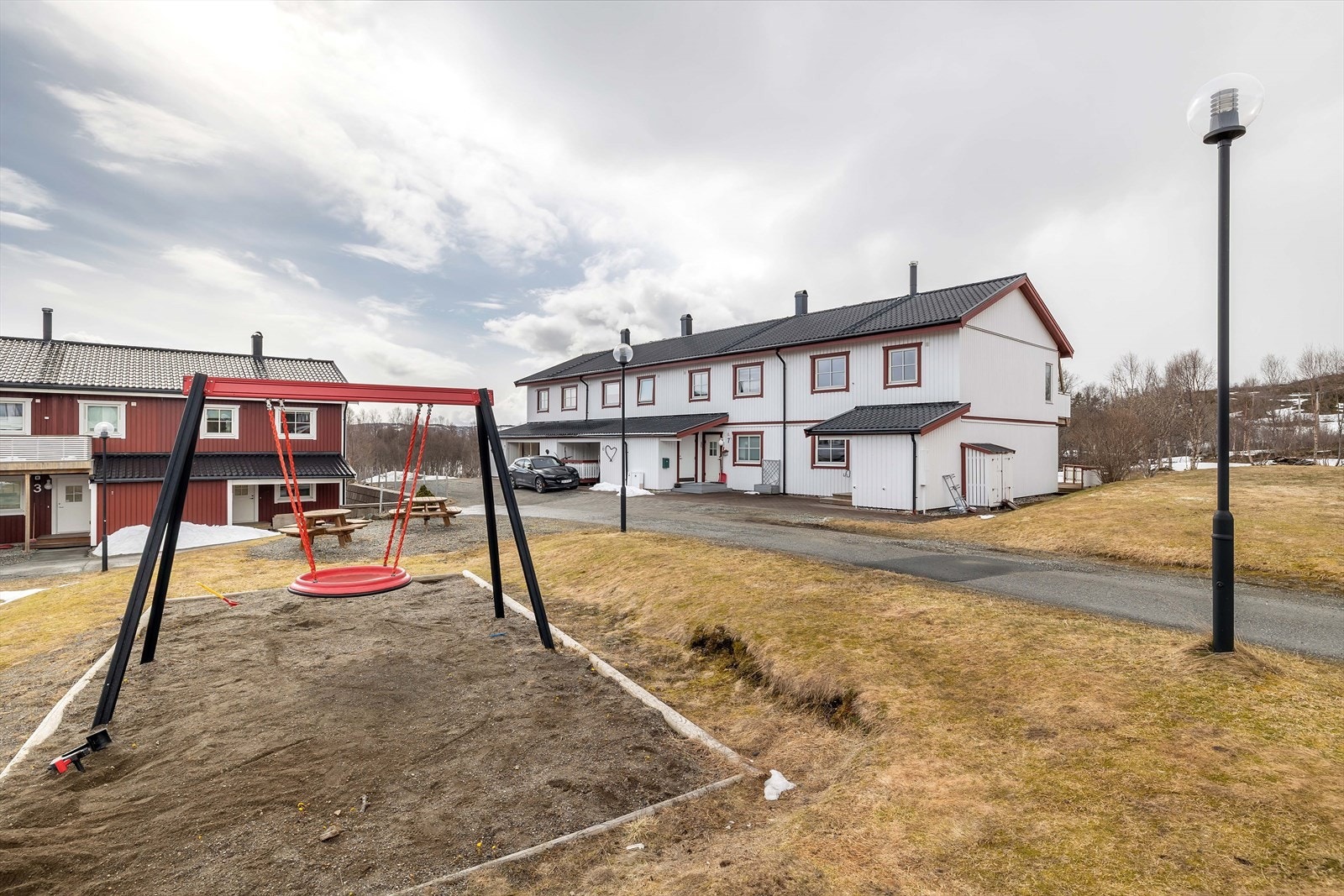Boligen er i enden av rekken og har flotte uteområder. Galleribilde