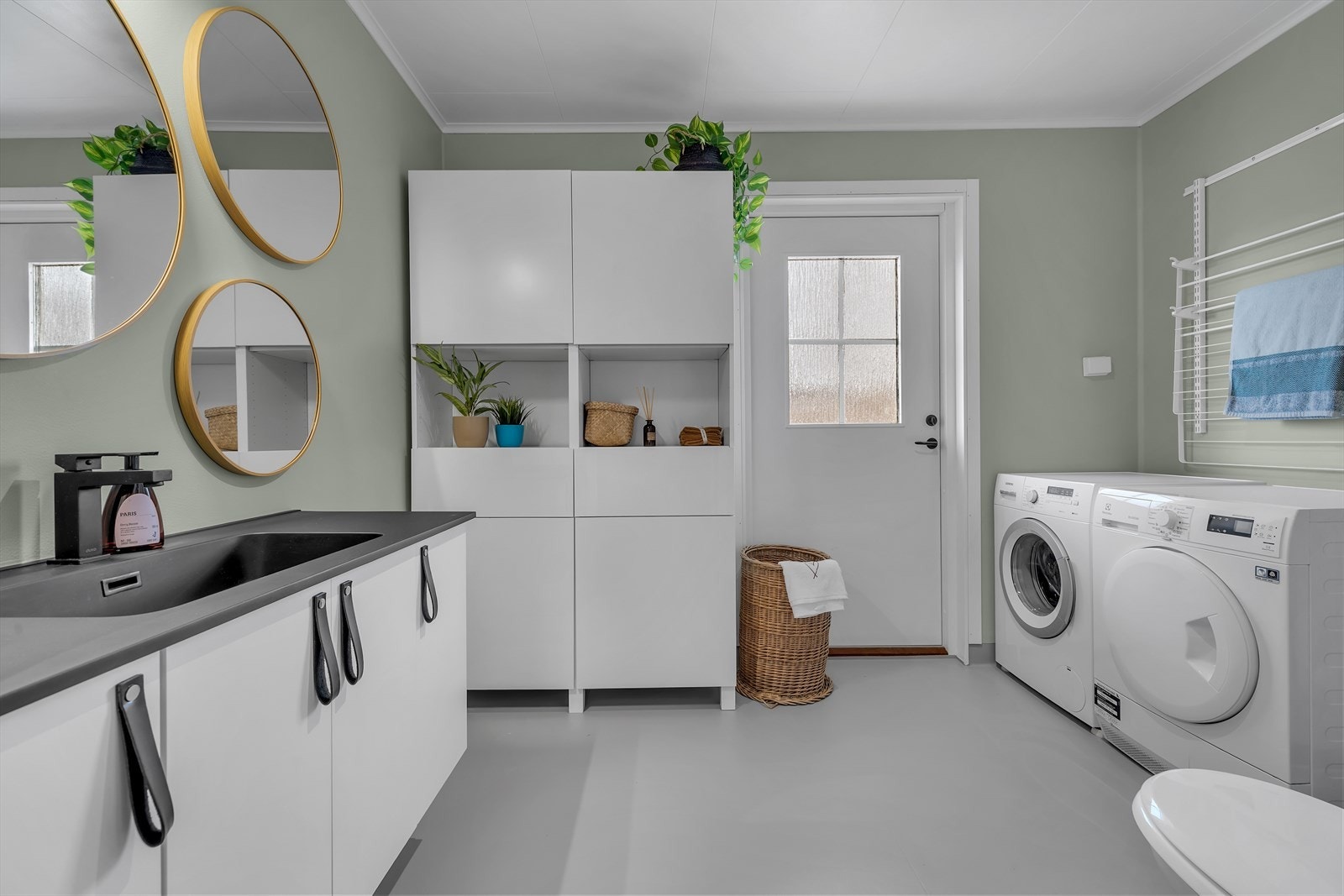 Stort og praktisk bad/vaskerom med innredning med god lagringsplass, samt opplegg for vaskemaskin og tørketrommel. Galleribilde