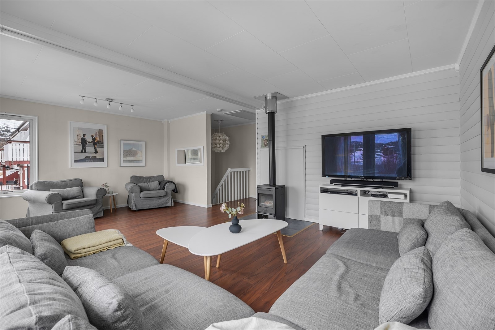 Velkommen til Langhaugtunet 8 - Et flott rekkehus over to plan, med flotte uteområder, garasje og familievennlig beliggenhet! Galleribilde