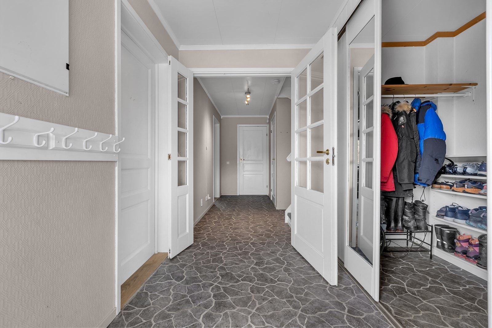 Praktisk garderobe i vindfang. Galleribilde