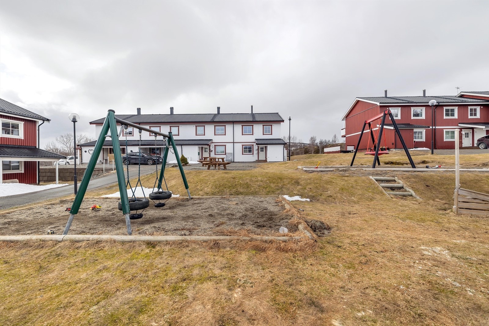 Flotte fellesområder med bla lekeplass like ved. Galleribilde