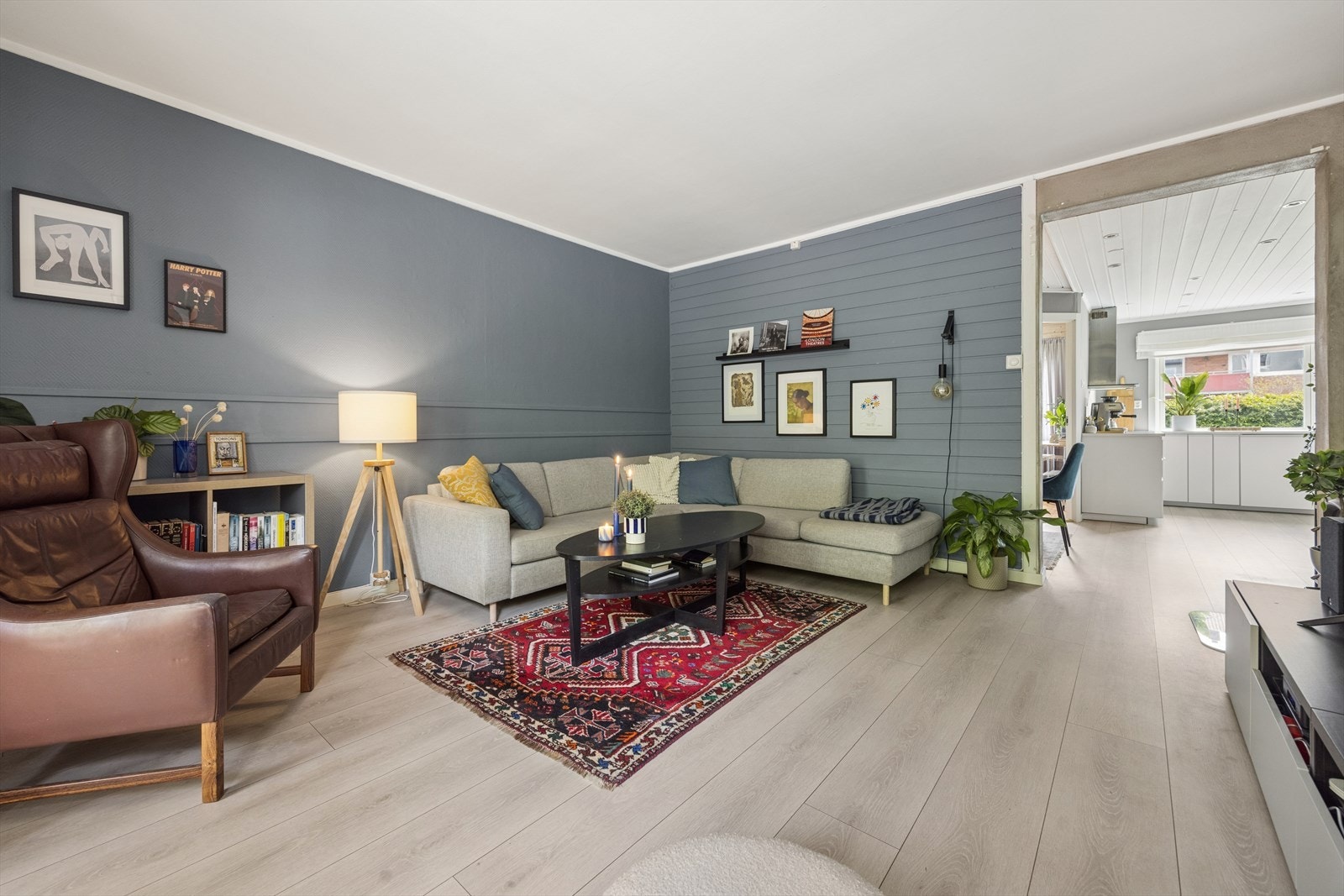 Leiligheten har en lysmalt og romslig stue på hele 19,4 m². Galleribilde