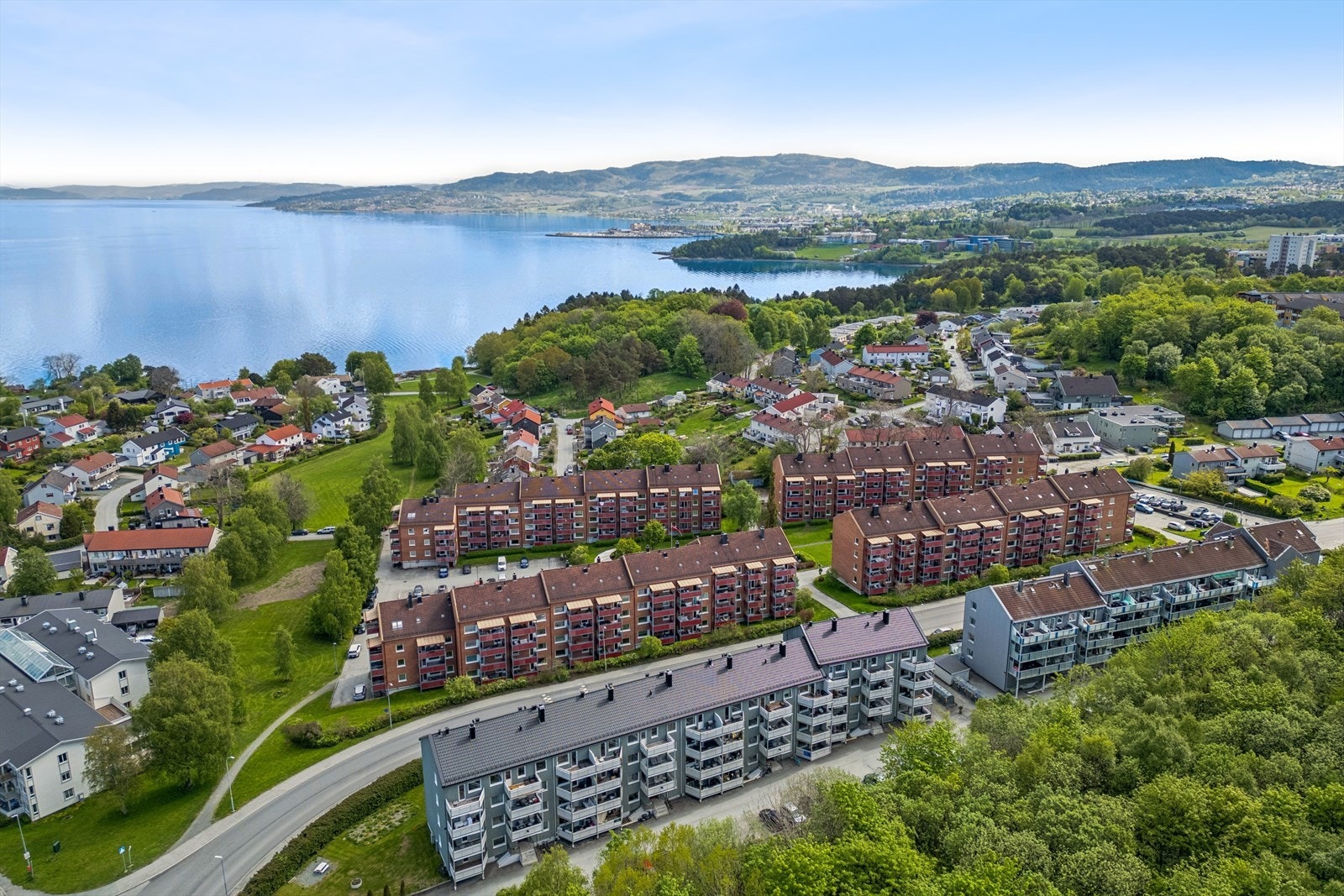 Boligen ligger et stein kast unna flotte Fagerheimsbukta, Smedstua og Sponhuset Galleribilde