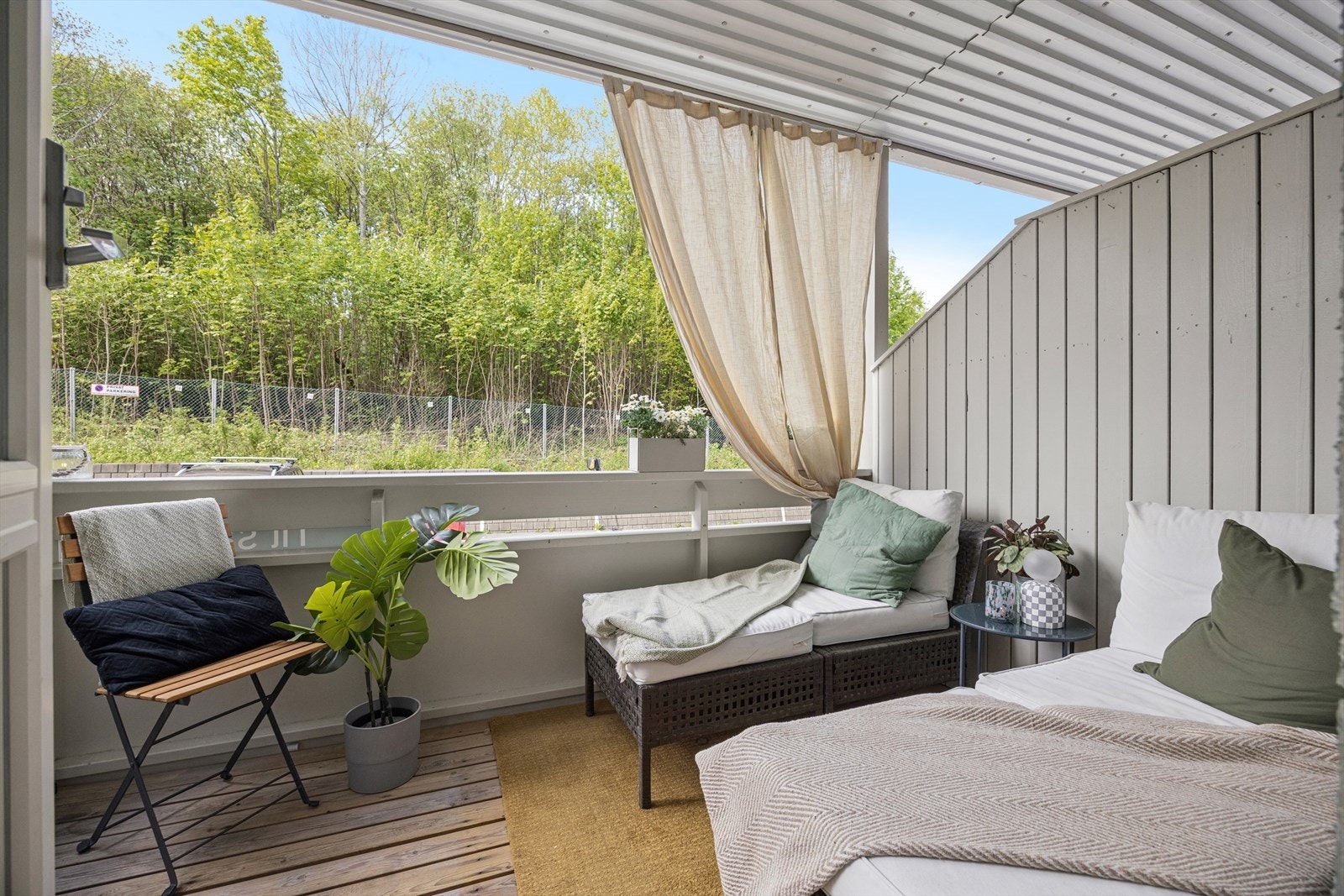 Fra stuen er det utgang til koselig balkong på 8m² Galleribilde