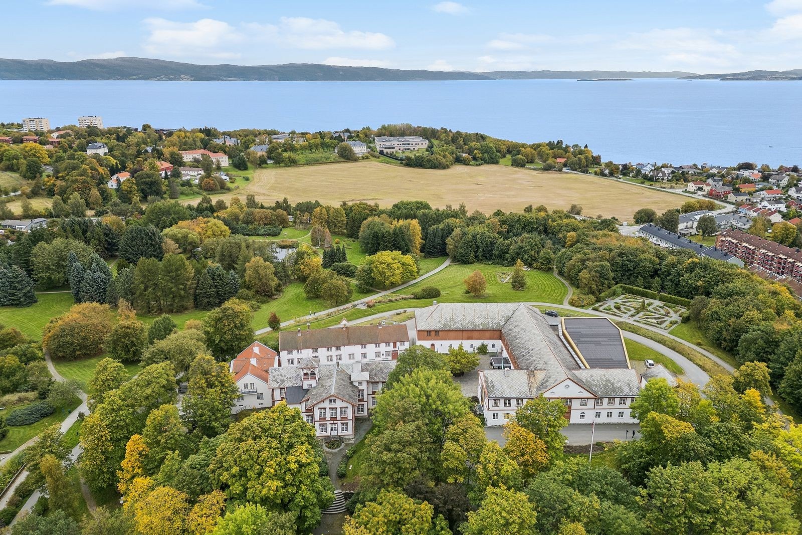 Ringve Museum med botanisk hage som nærmeste nabo. Galleribilde