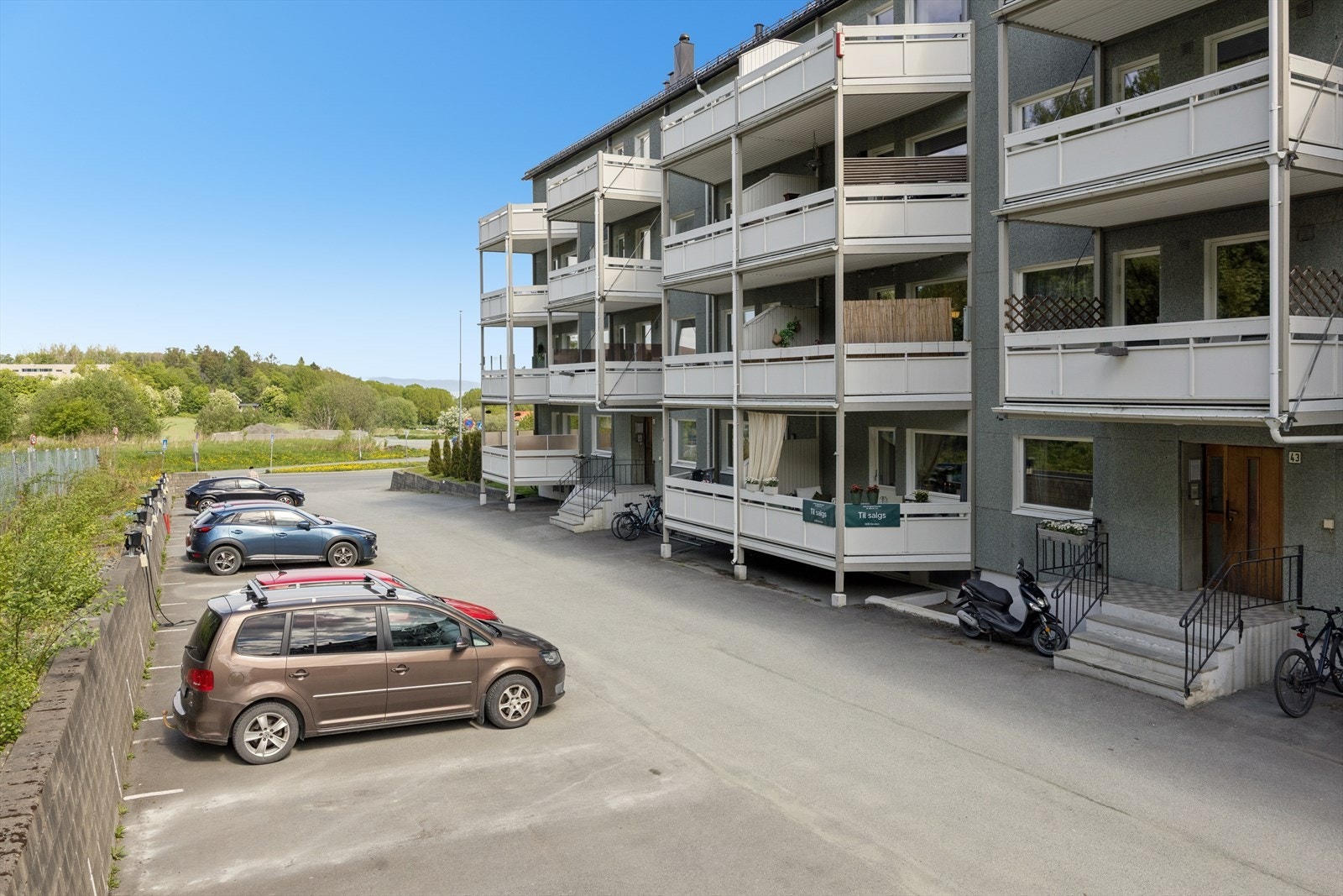 Her har du parkeringsmuligheter rett utenfor døren (må søkes til styret) Galleribilde