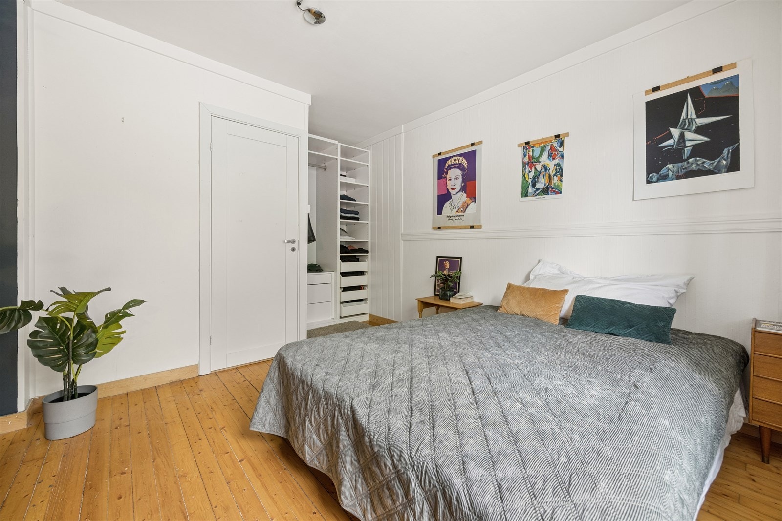 Rommet har godt med plass for dobbeltseng, nattbord og garderobeskap. Galleribilde