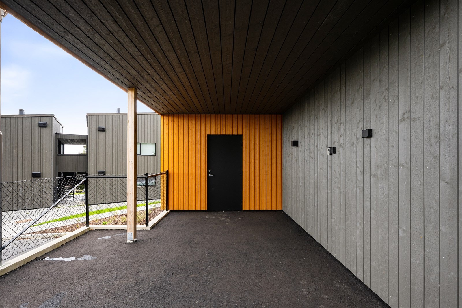 Parkering i egen carport med tilhørende sportsbod. Galleribilde