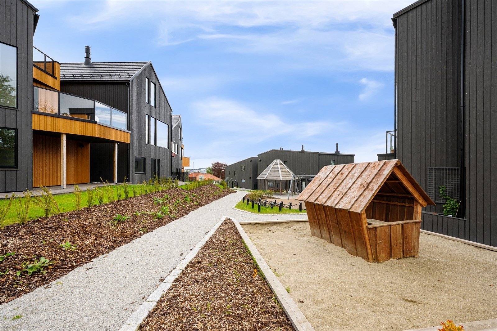 Eiendommen ligger i et etablert og barnevennlig boligområde med lekeplass på fellesarealet. Galleribilde