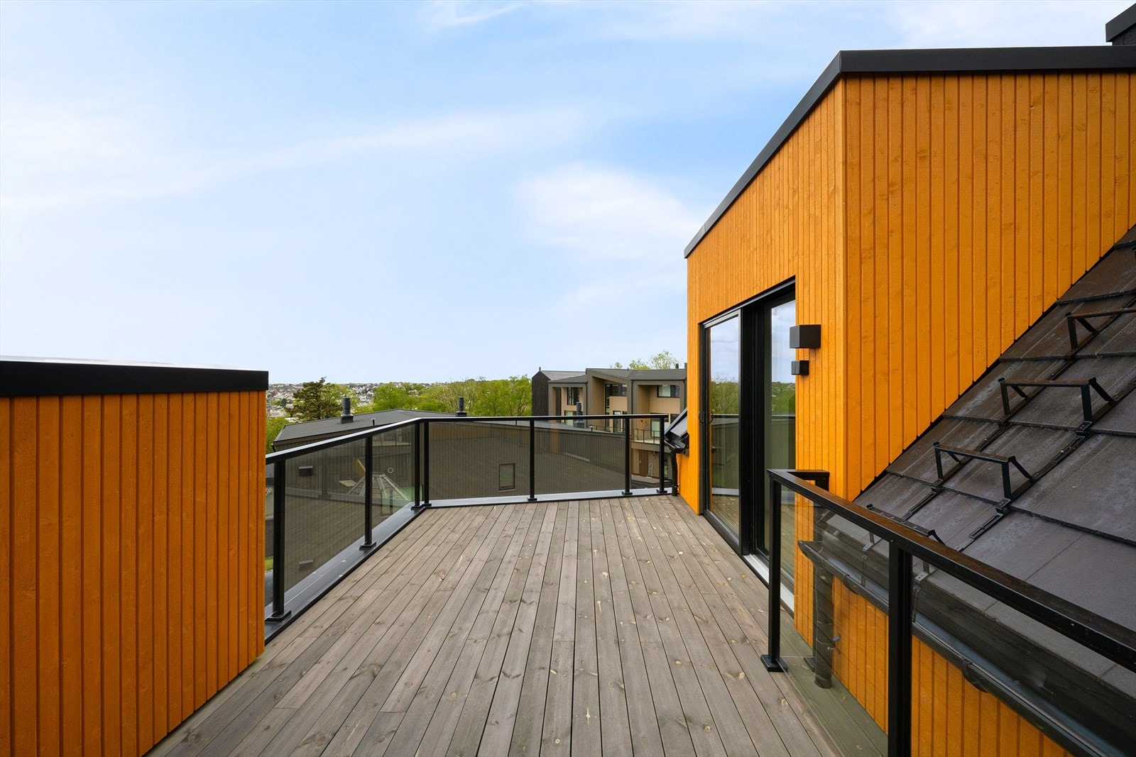 Den flotte takterrassen med god plass til utemøbler og grill. Galleribilde