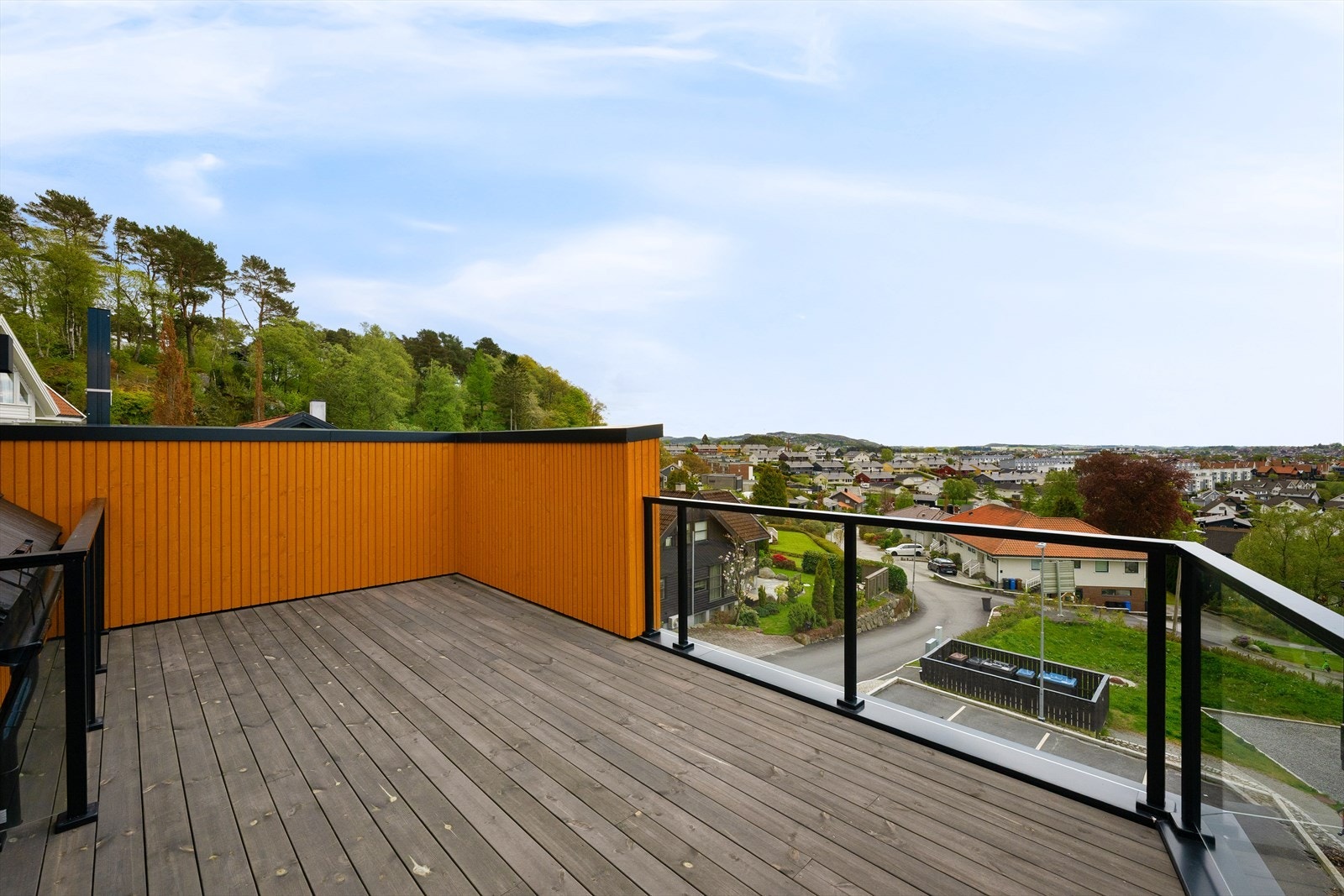 Fra takterrassen er det fantastisk utsikt og gode, vestvendte solforhold. Galleribilde