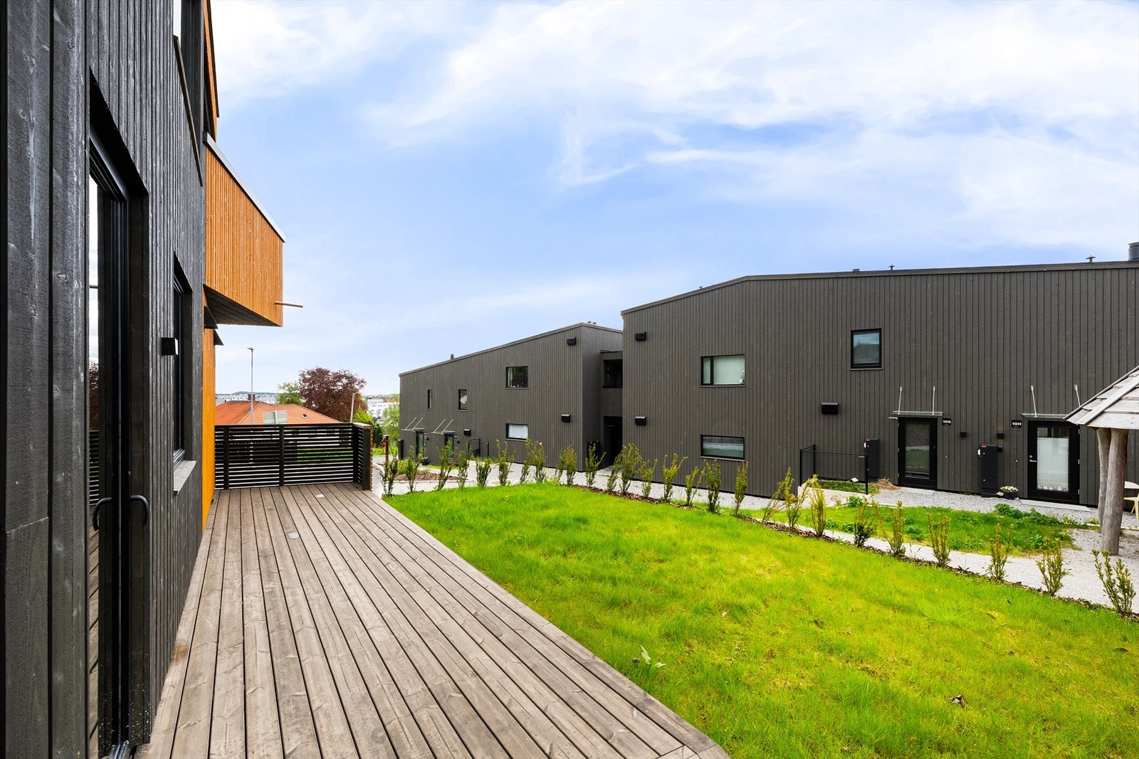 Pent opparbeidet med terasse og hage og beplantning. Galleribilde
