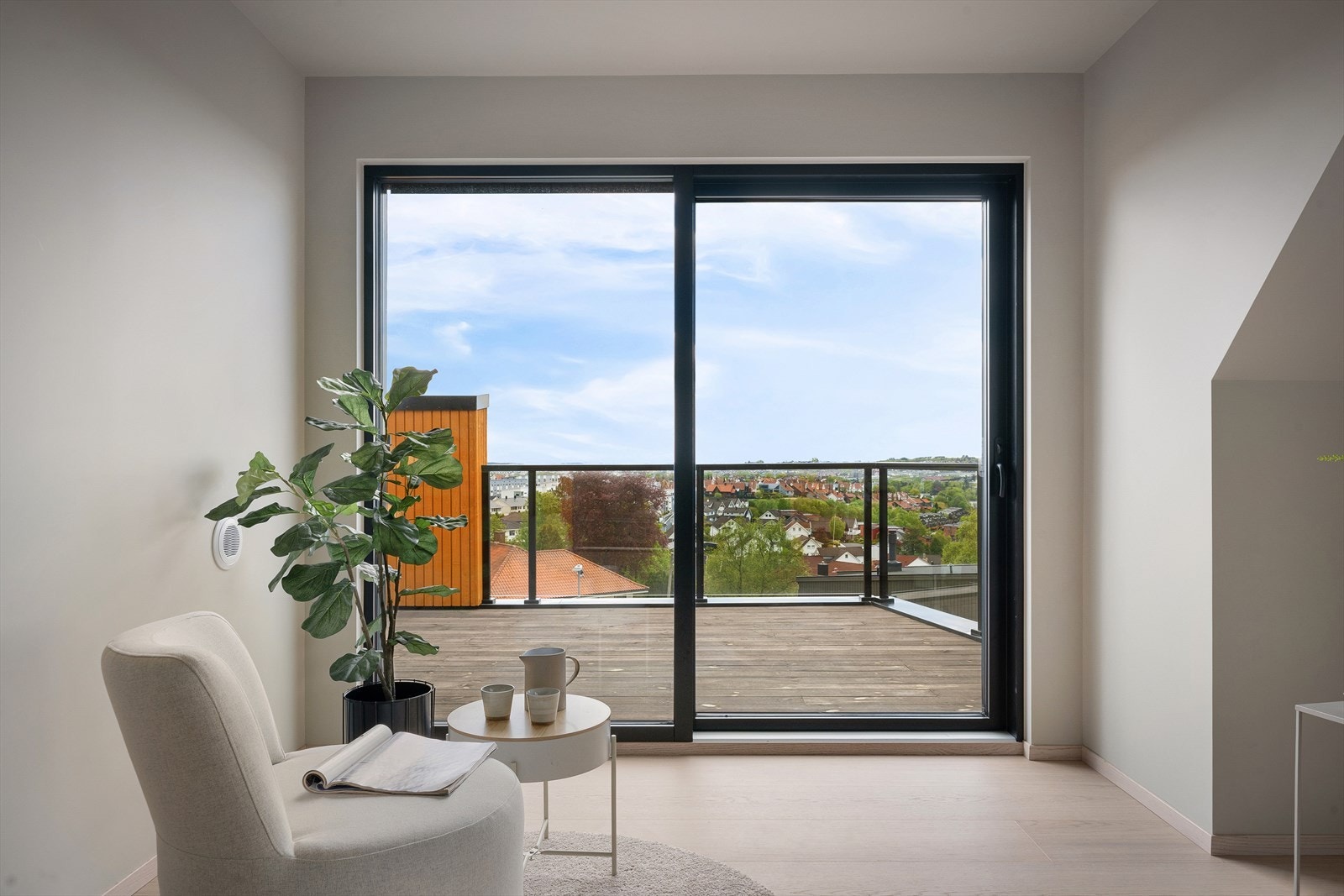 Direkte utgang fra loftstuen til takterrassen med fantastisk utsikt Galleribilde