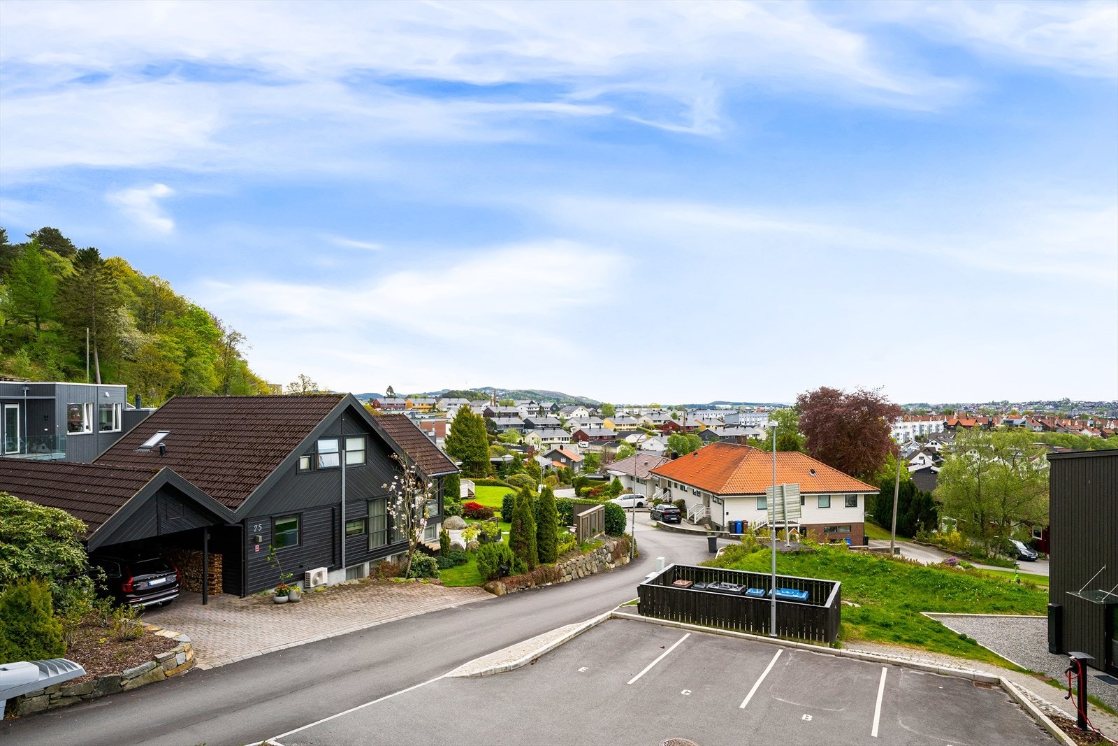 Høgevoll har en sentral beliggenhet med kort vei til Sandnes sentrum. Galleribilde