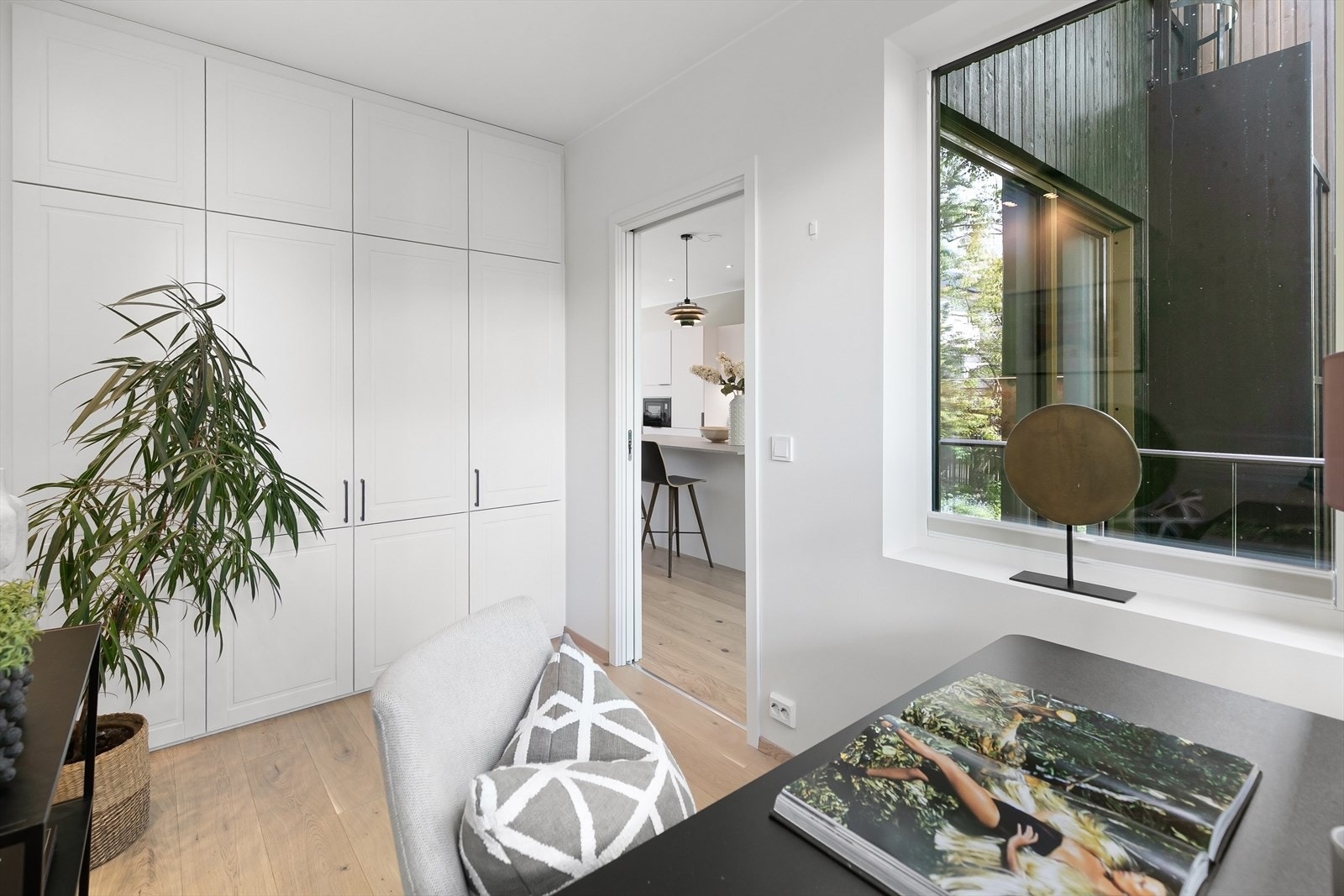 Soverom 4 med mye skapplass og inngang fra kjøkken Galleribilde