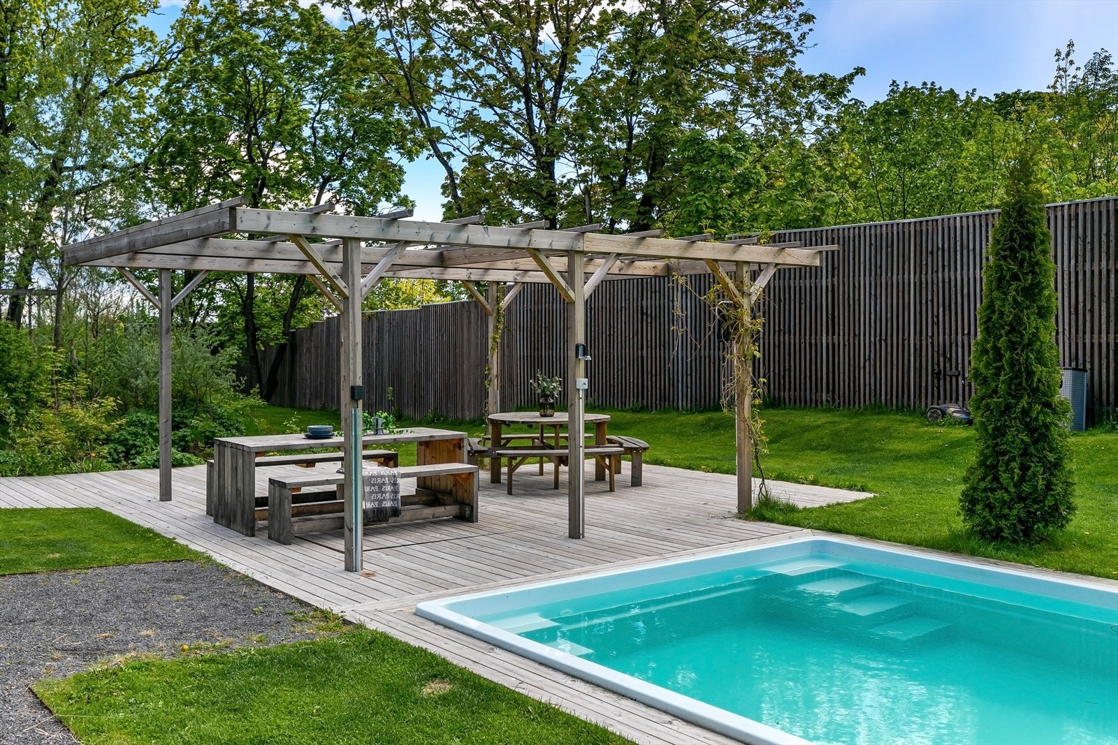 Bassenget er oppvarmet sommerstid til ca 28 grader og kan dekkes til når det ikke er i bruk, slik at det er trygt for barn når man er ute og leker Galleribilde