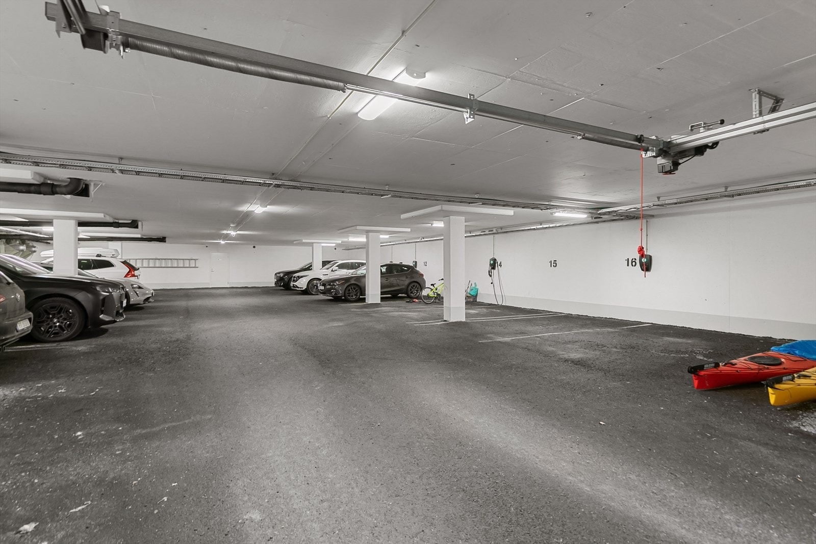 2 garasjeplasser medfølger boligen, de er merket med nr 16 & 17 og det er montert El-ladeboks i mellom de Galleribilde