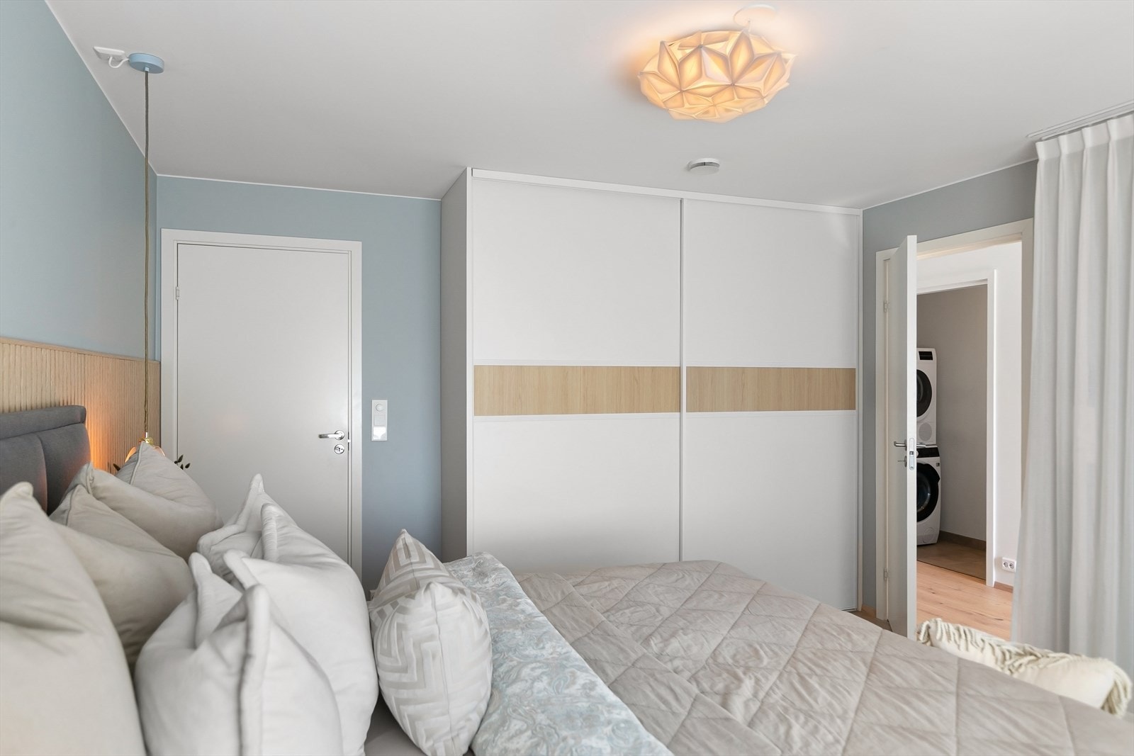 Stor skyvedørs garderobe og direkte adkomst til bad Galleribilde