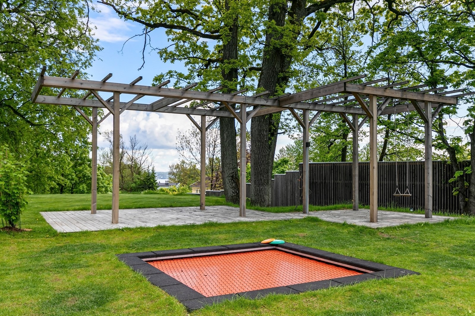 Nedsenket trampoline og flere områder for lek Galleribilde