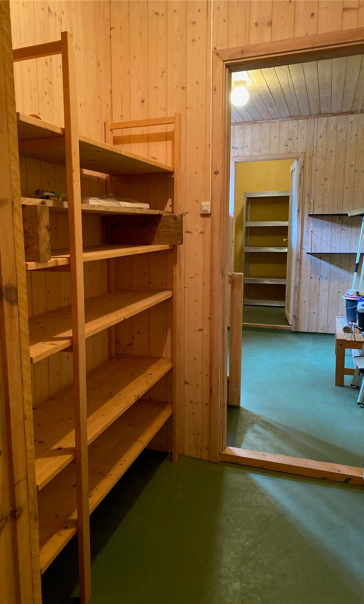 Rikelig med boder i kjelleretajse Galleribilde