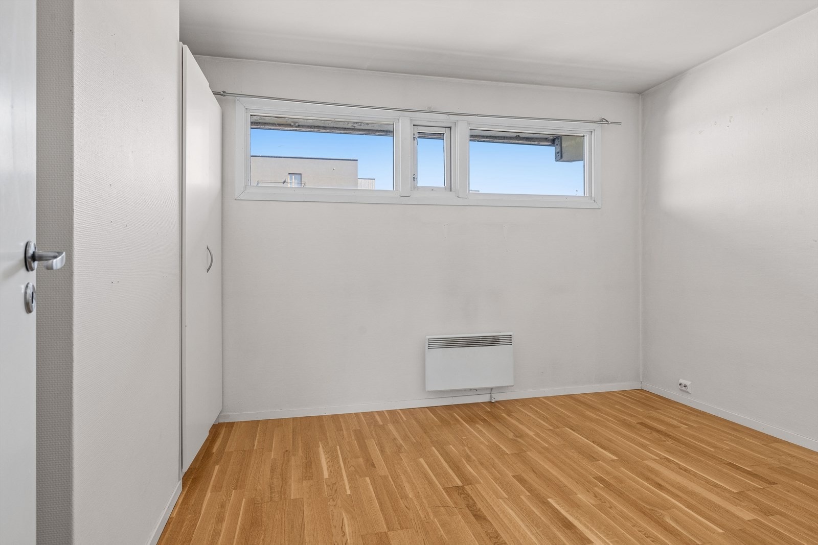 Soverom med garderobeskap Galleribilde