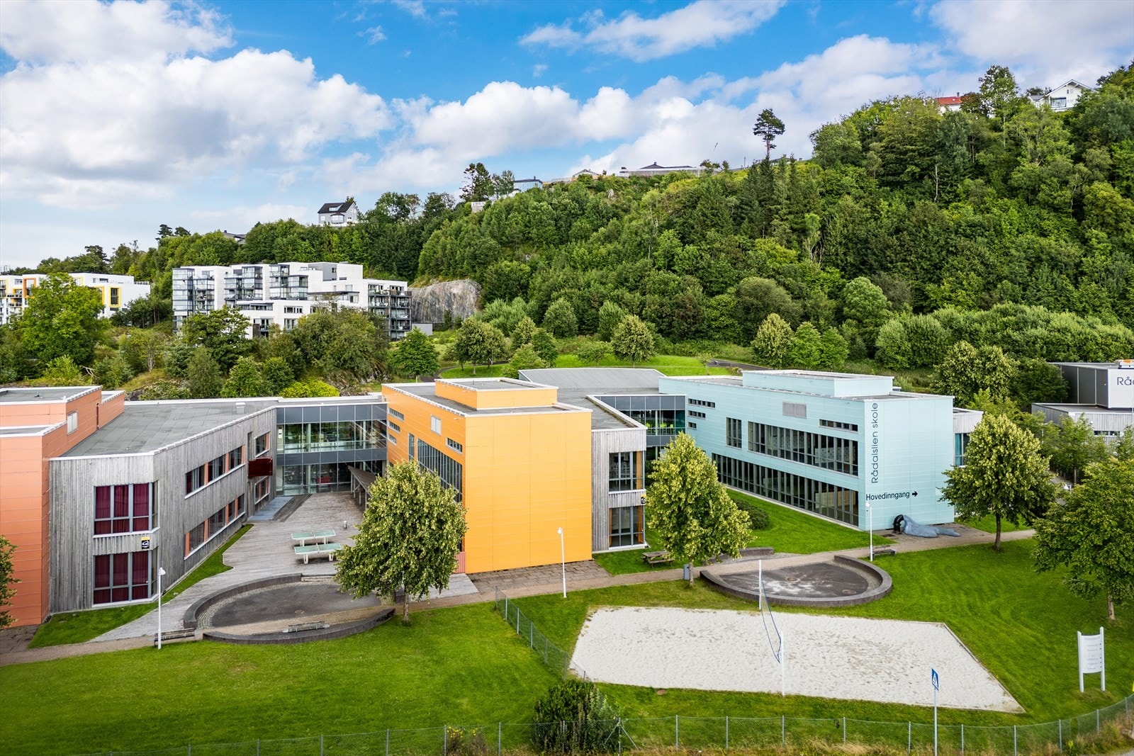 - En spasertur unna leiligheten finner vi Rådalslien skole - Galleribilde