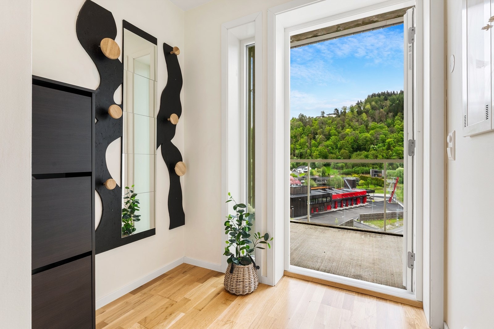 - Lys entré med funksjonelle løsninger for oppheng av yttertøy - Galleribilde