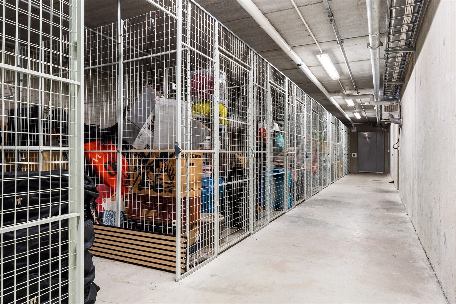 - I tillegg til gode oppbevaringsmuligheter i leiligheten, har boligen en ekstern bod på 5,4 m² - Galleribilde