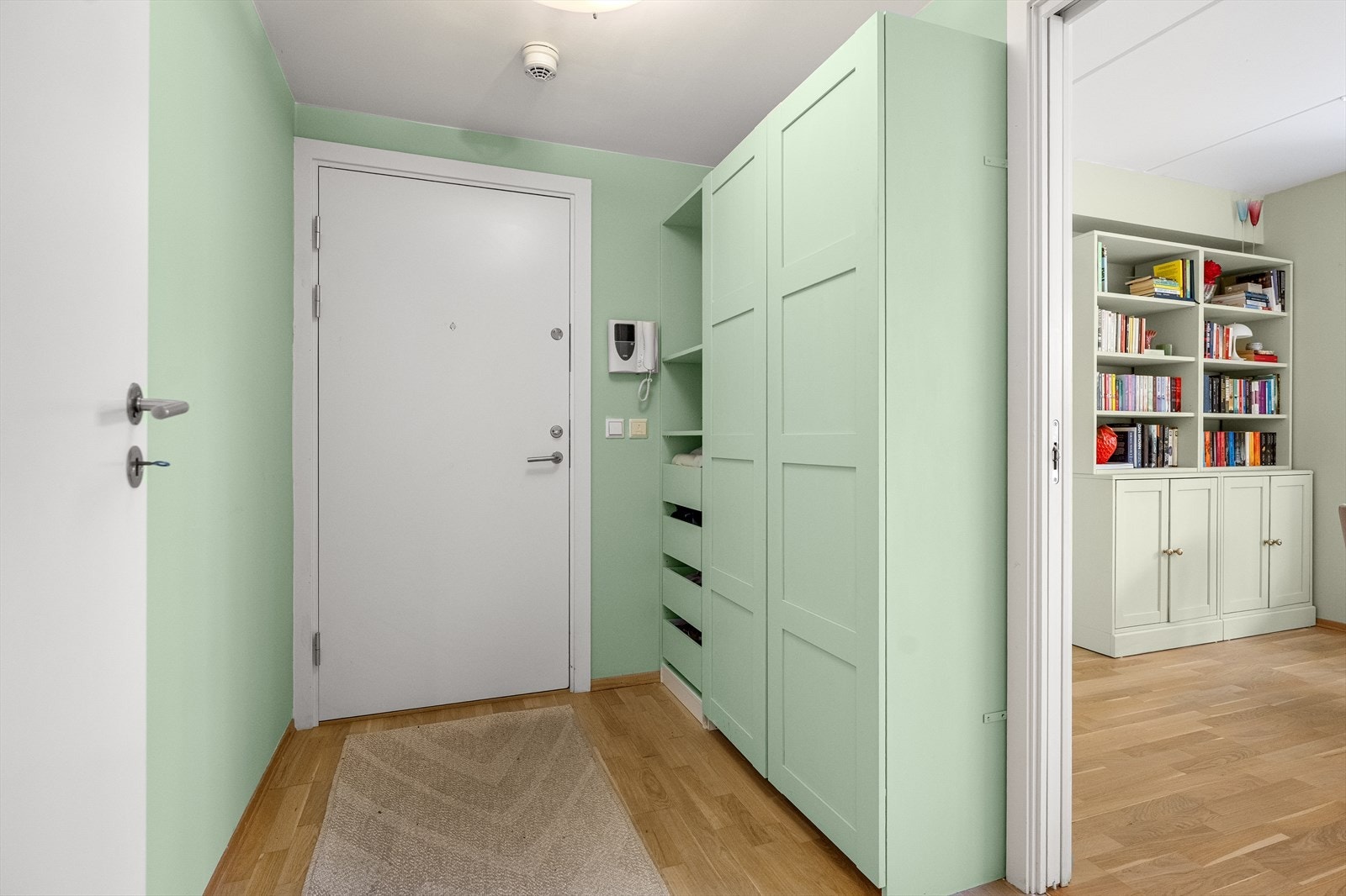 Boligen har en luftig entré/gang som egner seg godt til å ta imot middagsgjester. Galleribilde