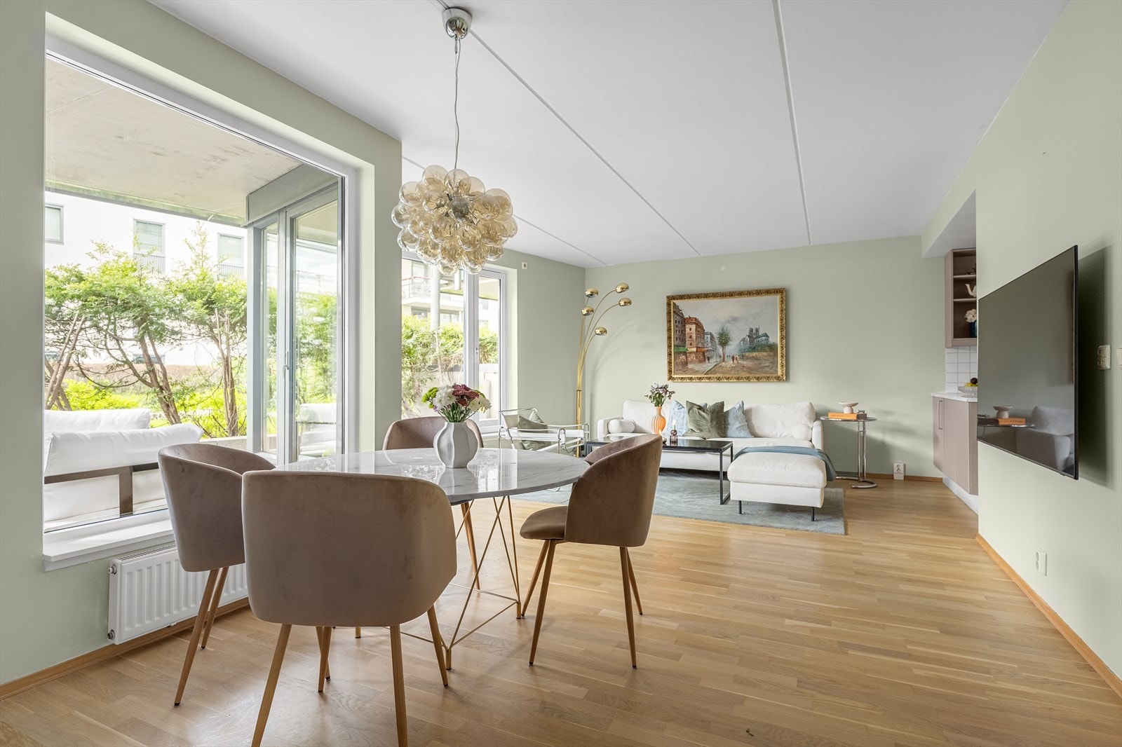 Stuen er lys og innbydende med store vindusflater som slipper inn rikelig med dagslys. Galleribilde