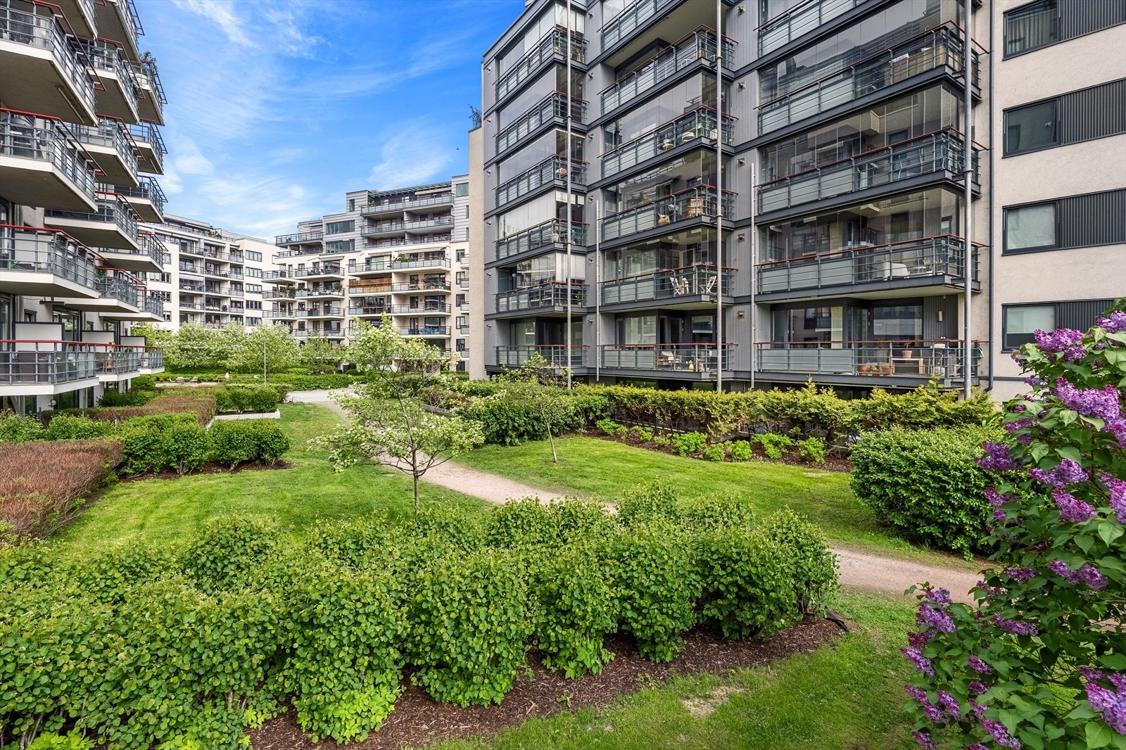 Meget pent opparbeidet fellesarealer med lekeområder, fontene, beplantning, sittegrupper og asfalterte internveier gjør dette til et innbydende uteområde. Galleribilde