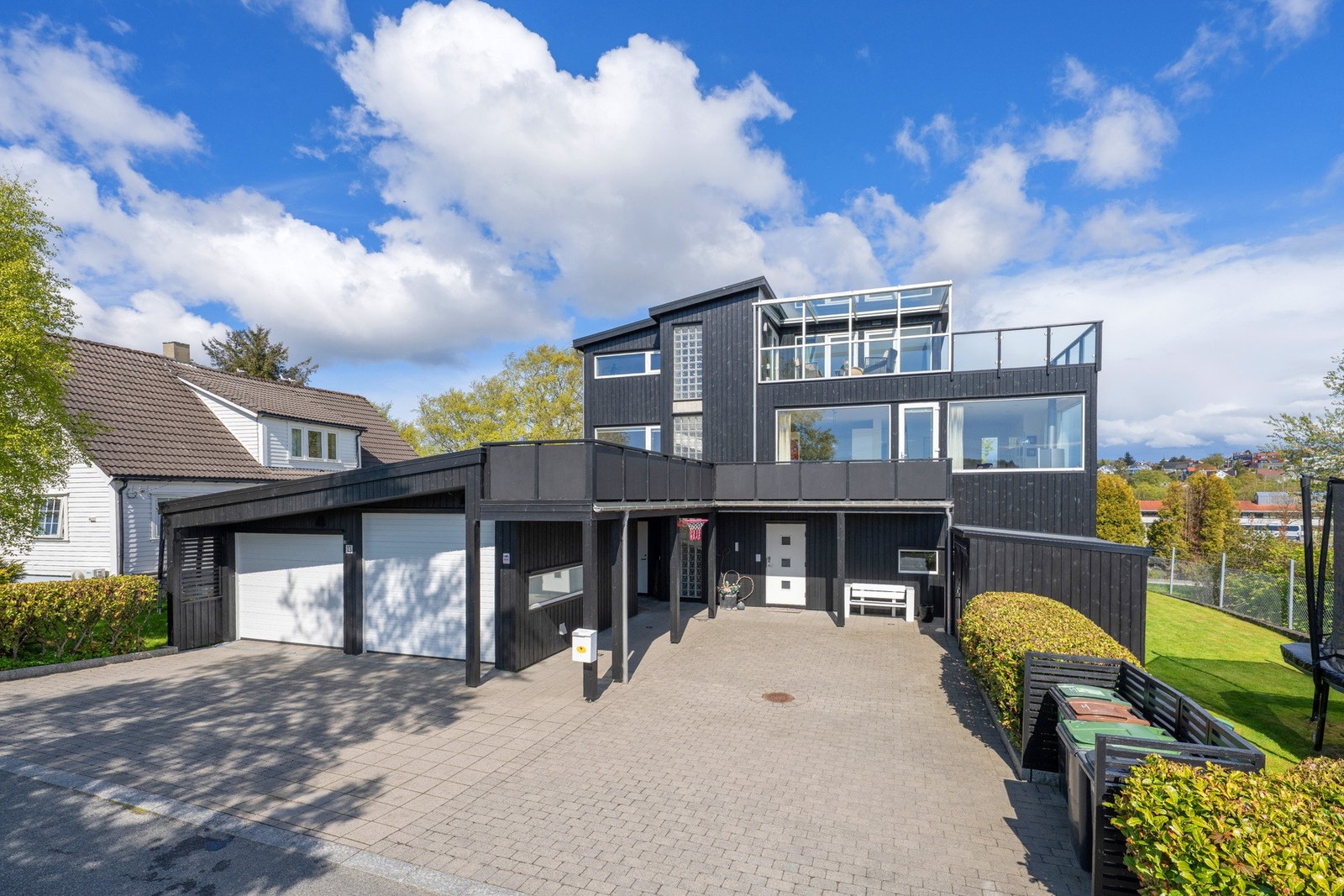 Kompani Linges vei 13 ligger i et av Stavangers mest ettertraktede og veletablerte boligområder på Hafrsfjord/Madla - et område som kombinerer det beste av naturskjønne omgivelser og urbane kvaliteter. Galleribilde